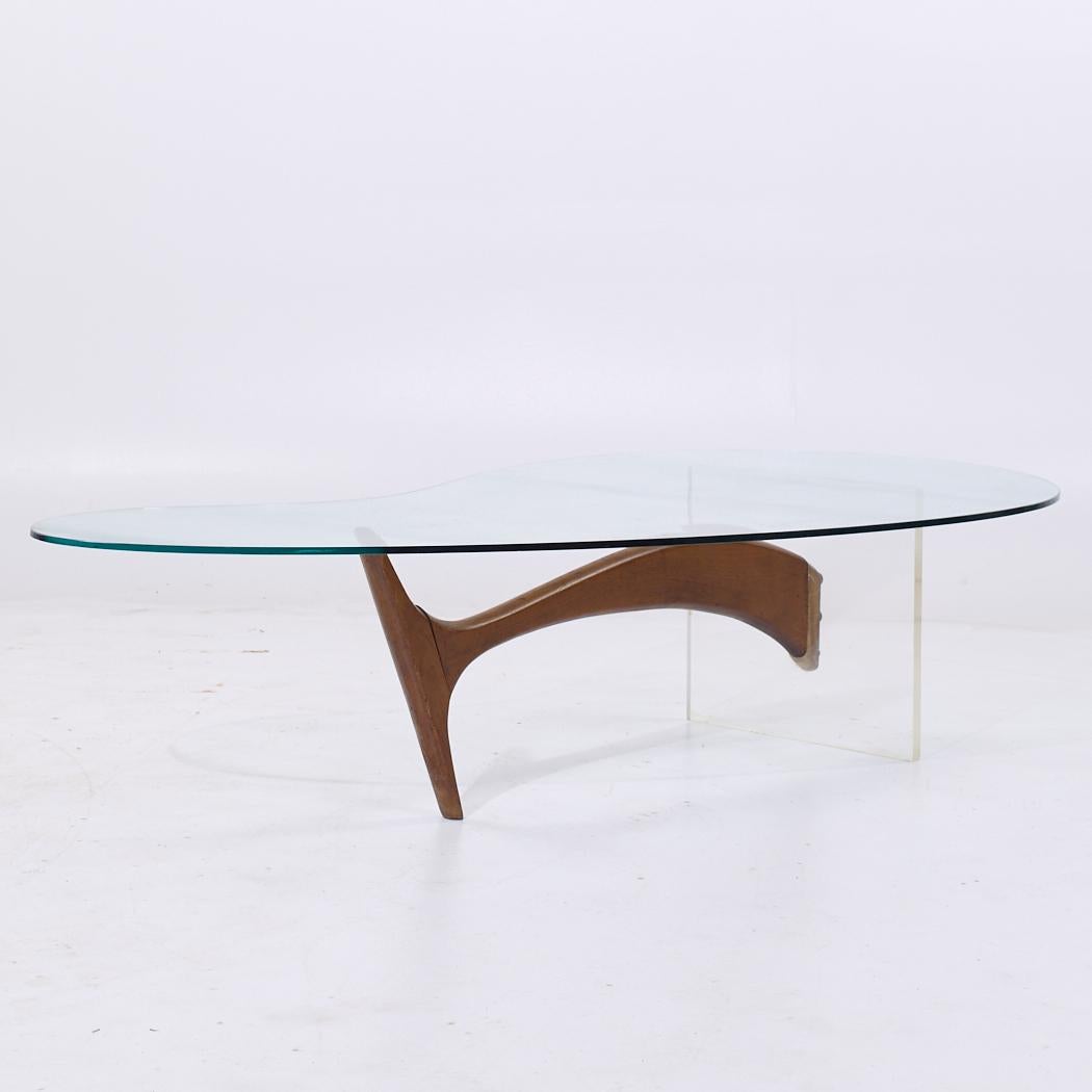 Table basse en forme de rein en noyer et lucite du milieu du siècle dernier Bon état - En vente à Countryside, IL