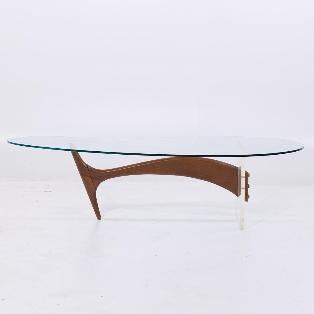 Fin du 20e siècle Table basse en forme de rein en noyer et lucite du milieu du siècle dernier en vente