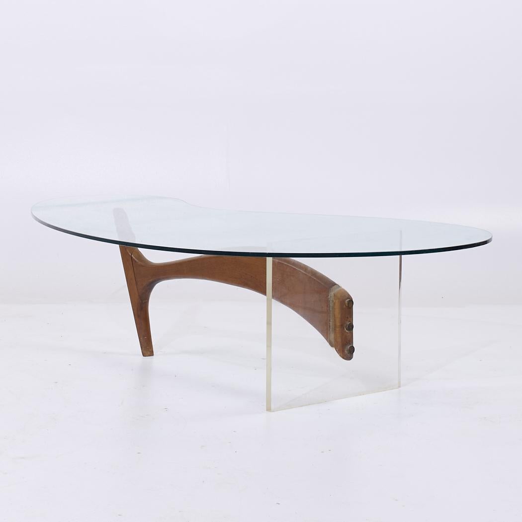Verre Table basse en forme de rein en noyer et lucite du milieu du siècle dernier en vente