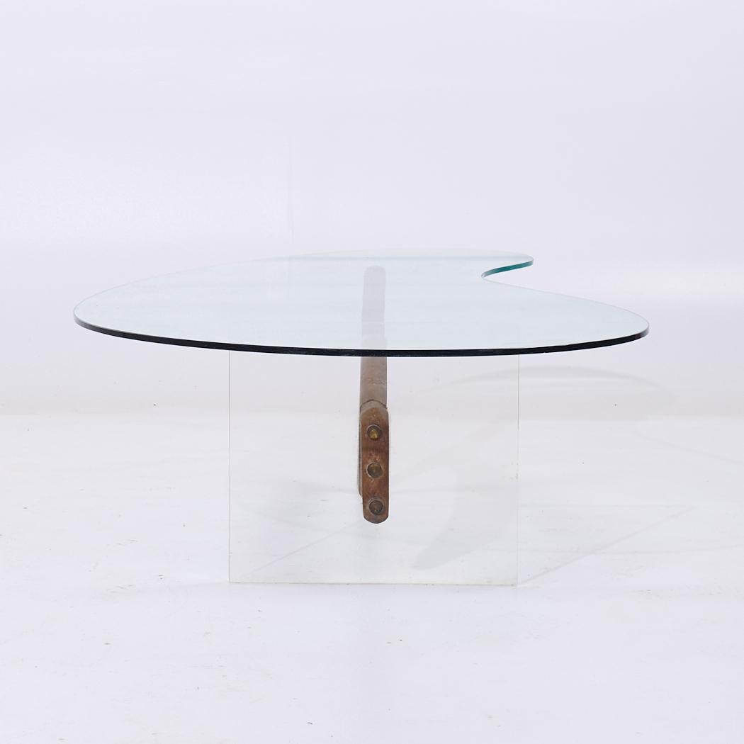 Table basse en forme de rein en noyer et lucite du milieu du siècle dernier en vente 1