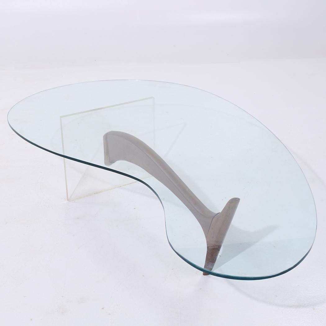 Table basse en forme de rein en noyer et lucite du milieu du siècle dernier en vente 2
