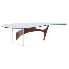 Nierenförmiger Couchtisch aus Nussbaum und Lucite aus der Mitte des Jahrhunderts