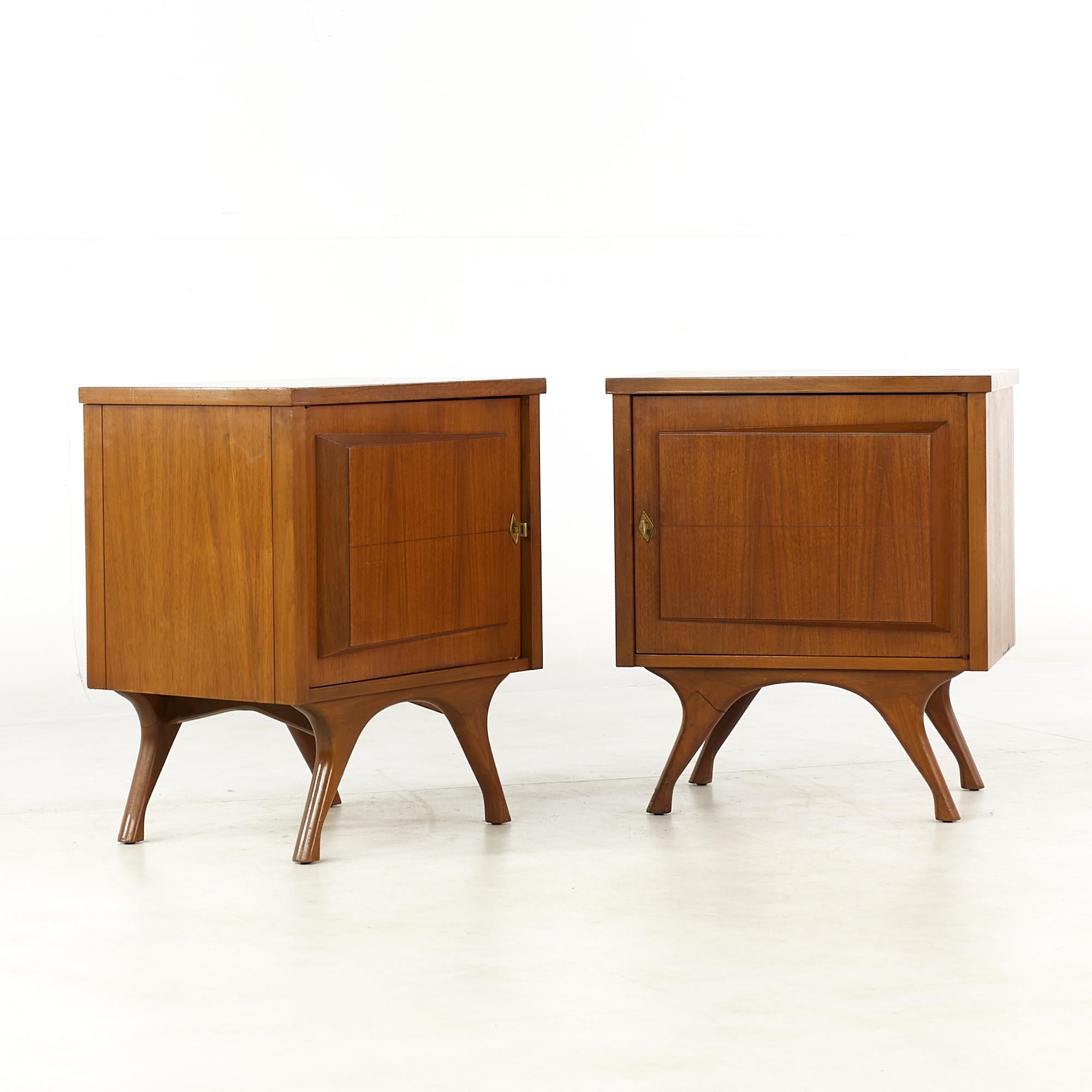 Kagan Style Mid Century walnut nightstands, Pair

Each nightstand measures: 23.25 wide x 16.25 deep x 26.5 inches high

All pieces of furniture can be had in what we call restored vintage condition. That means the piece is restored upon purchase so