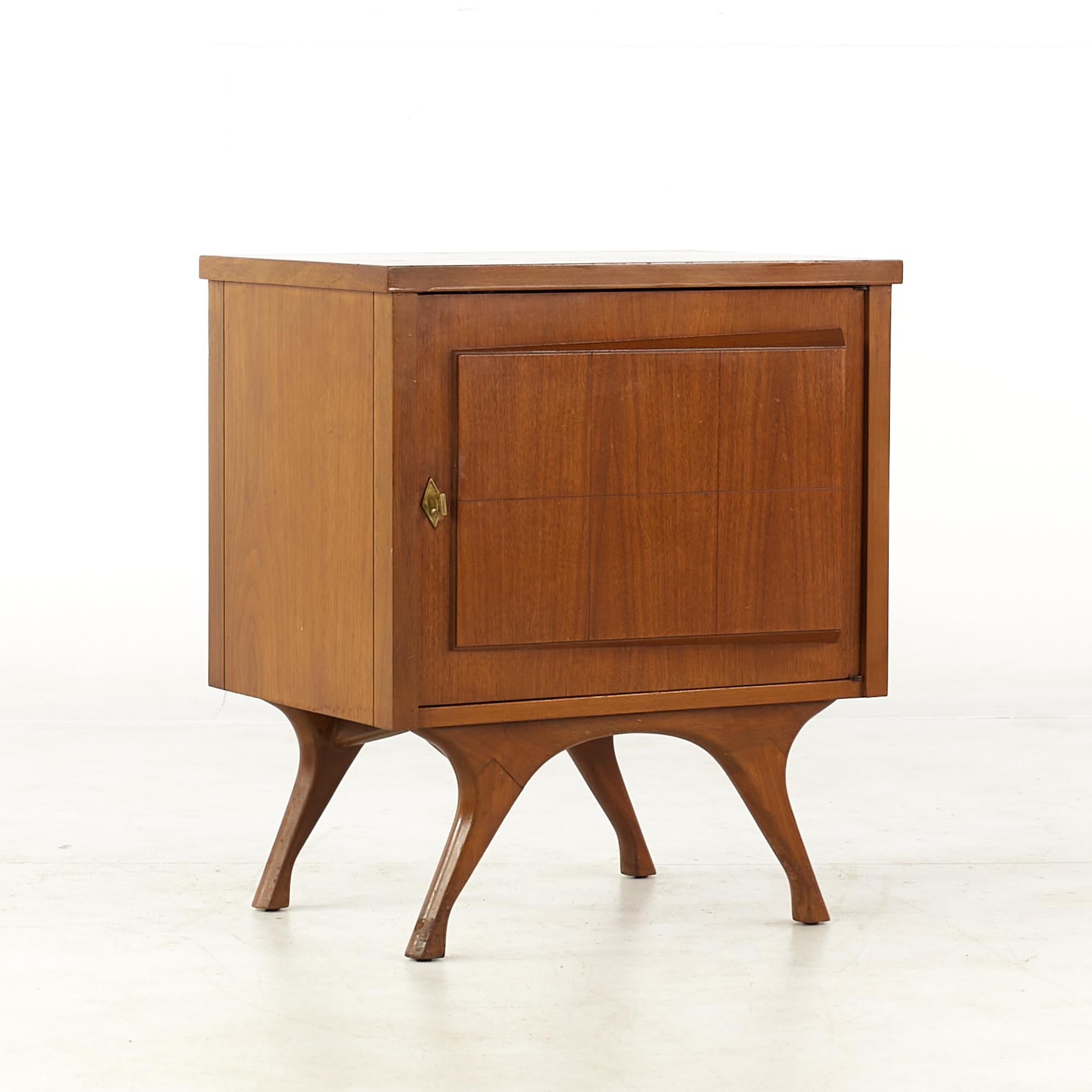 Kagan Style Mid Century Walnut Nightstands, Pair In Good Condition For Sale In Countryside, IL