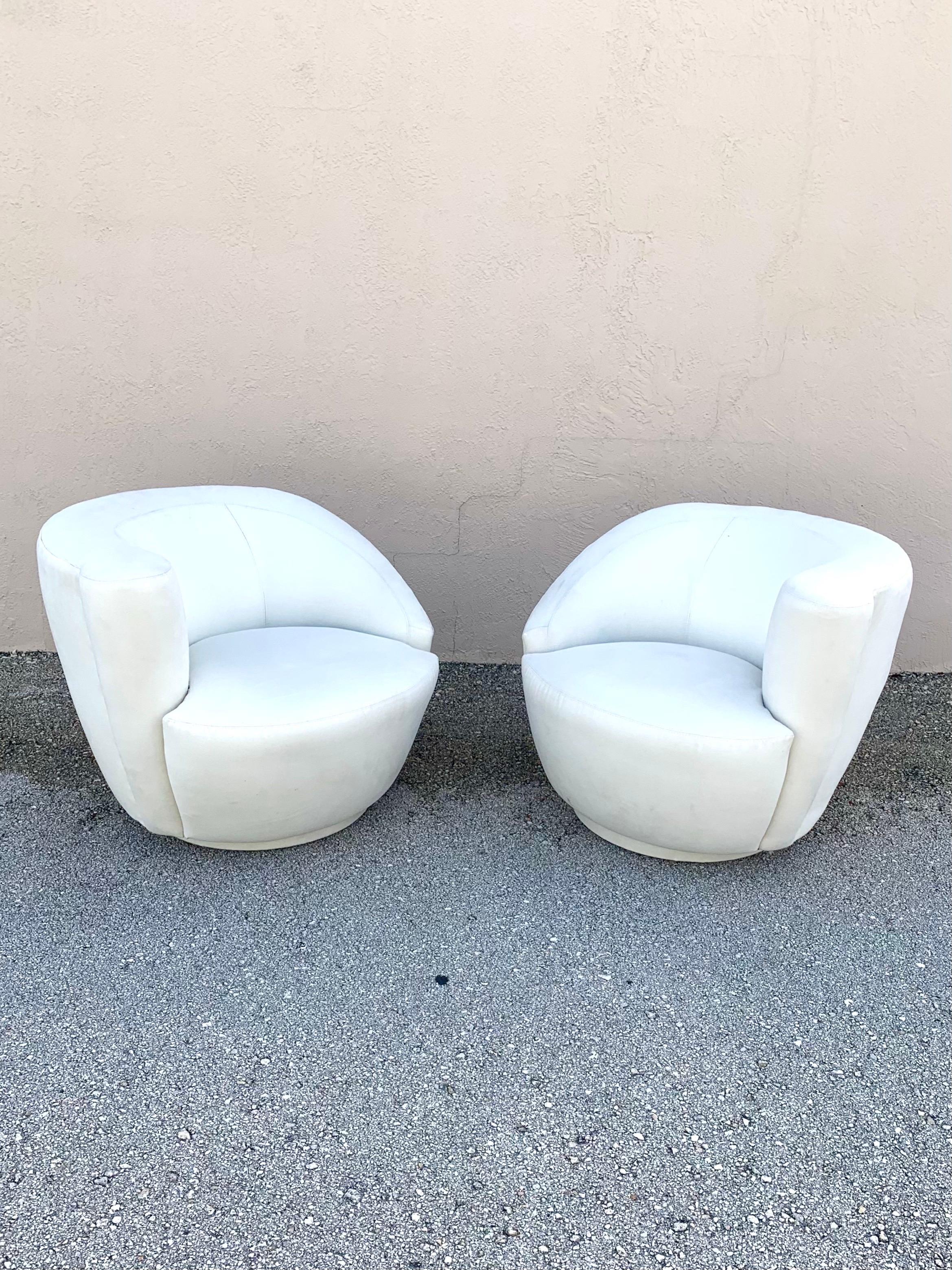 Mid-Century Modern Nautilus Style Swivel Chairs in White, a Pair In Good Condition In Boynton Beach, FL