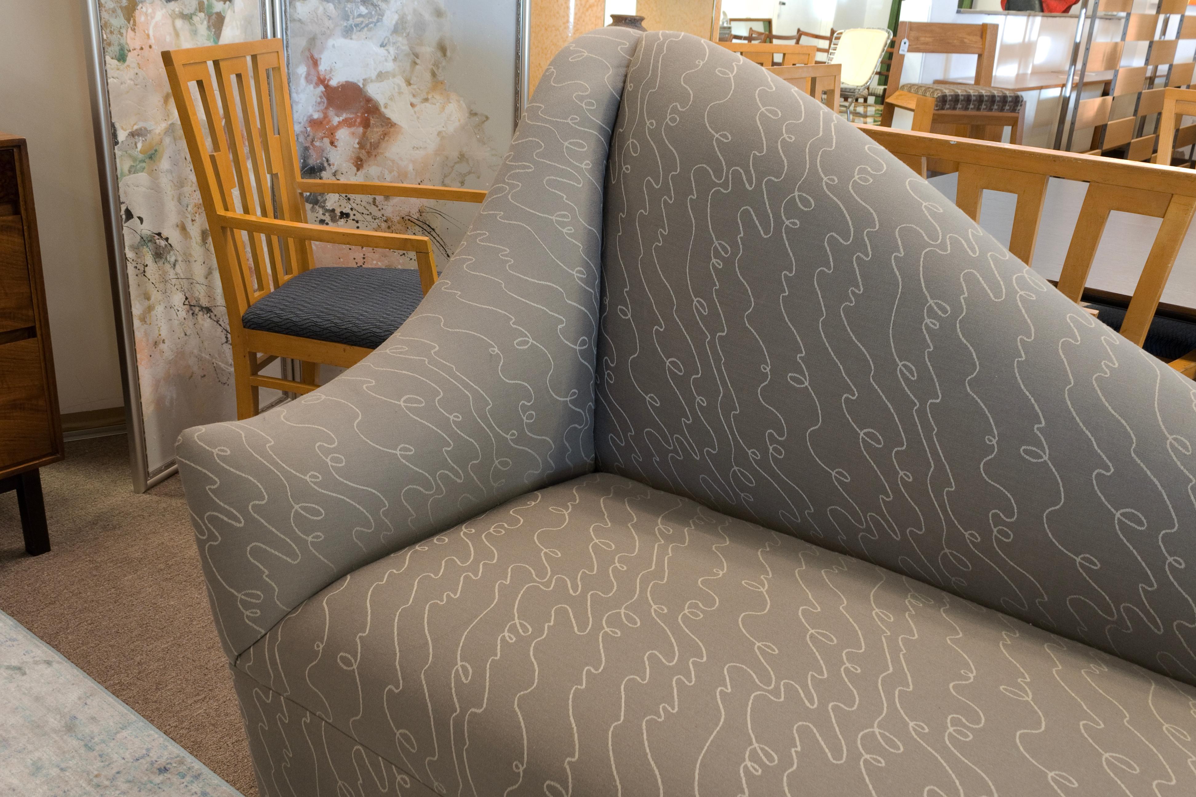 Vintage Postmoderno Asimétrico Settee Chaise Lounge Tela Sofá Couch Estadounidense en venta