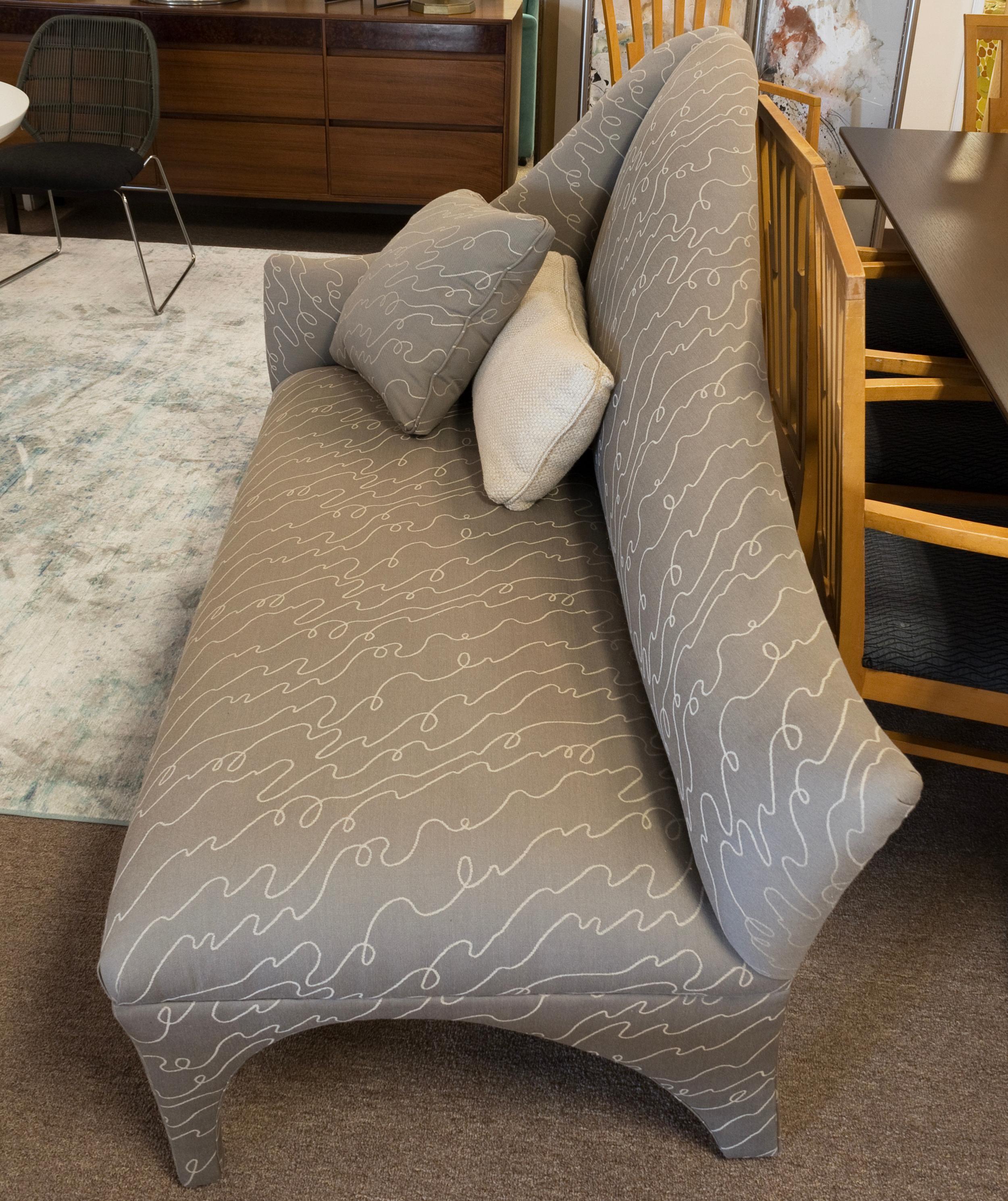Vintage Postmoderno Asimétrico Settee Chaise Lounge Tela Sofá Couch en Bueno estado para la venta en Keego Harbor, MI