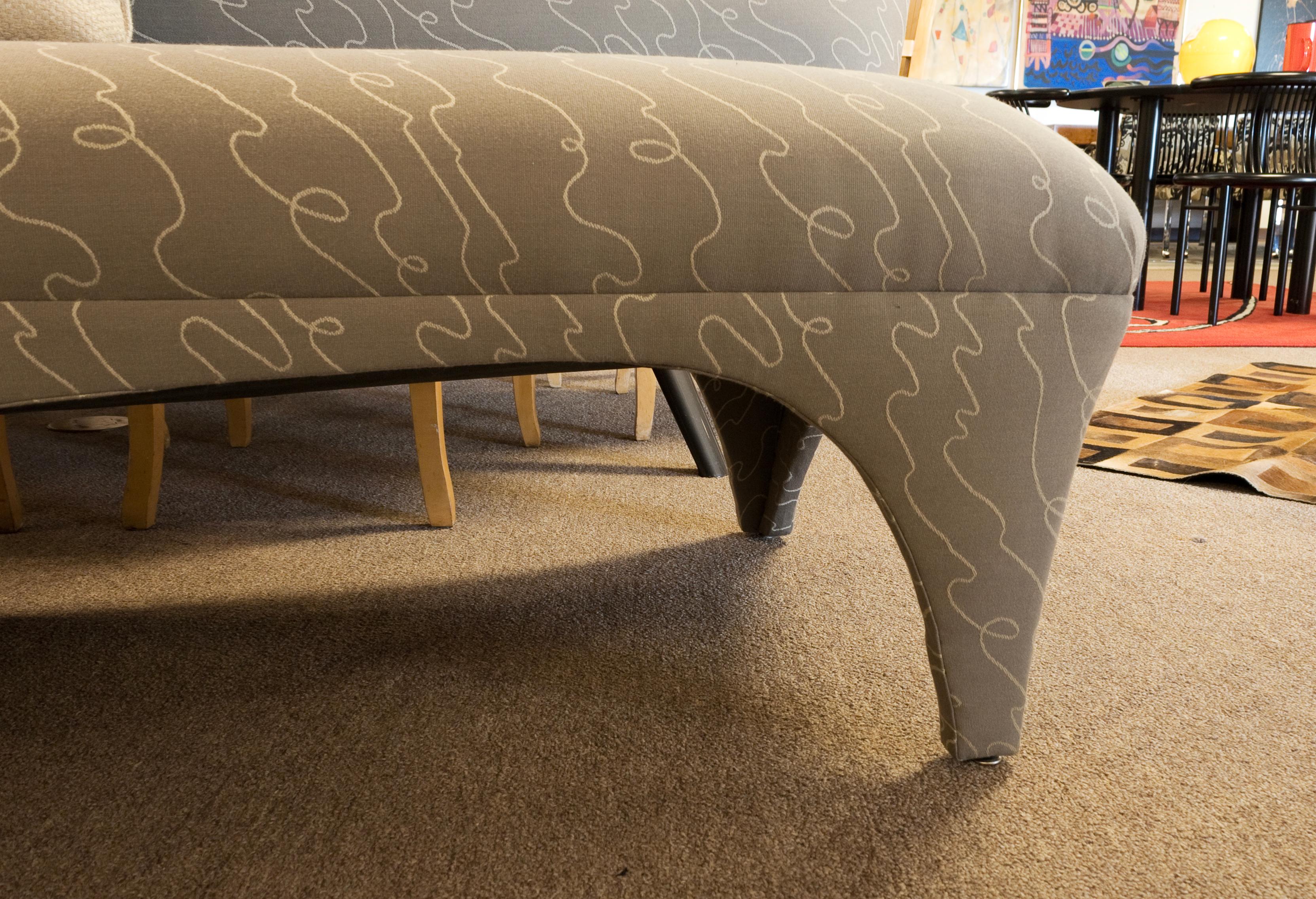 Vintage Postmoderno Asimétrico Settee Chaise Lounge Tela Sofá Couch siglo XX en venta