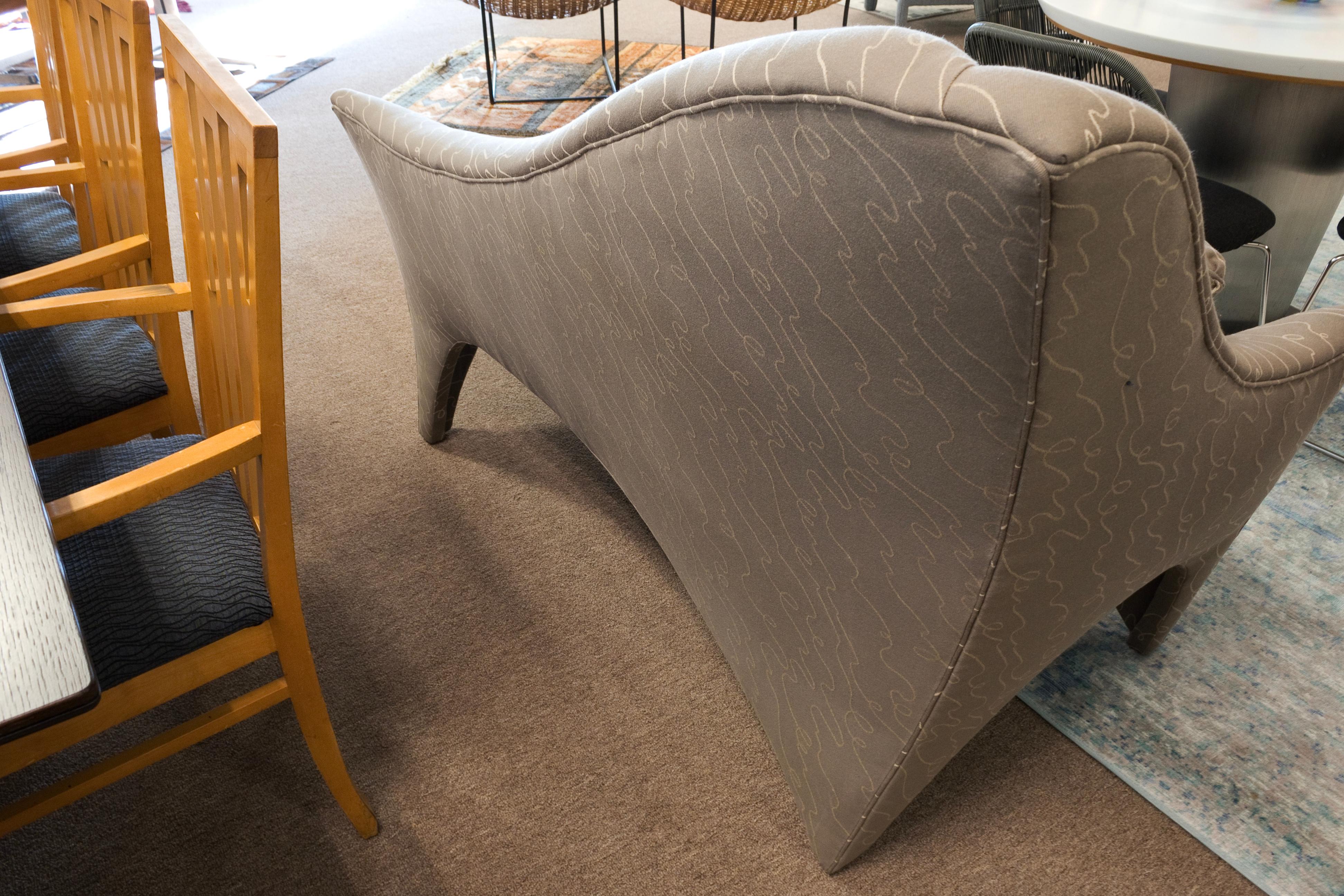Vintage Postmoderno Asimétrico Settee Chaise Lounge Tela Sofá Couch en venta 1