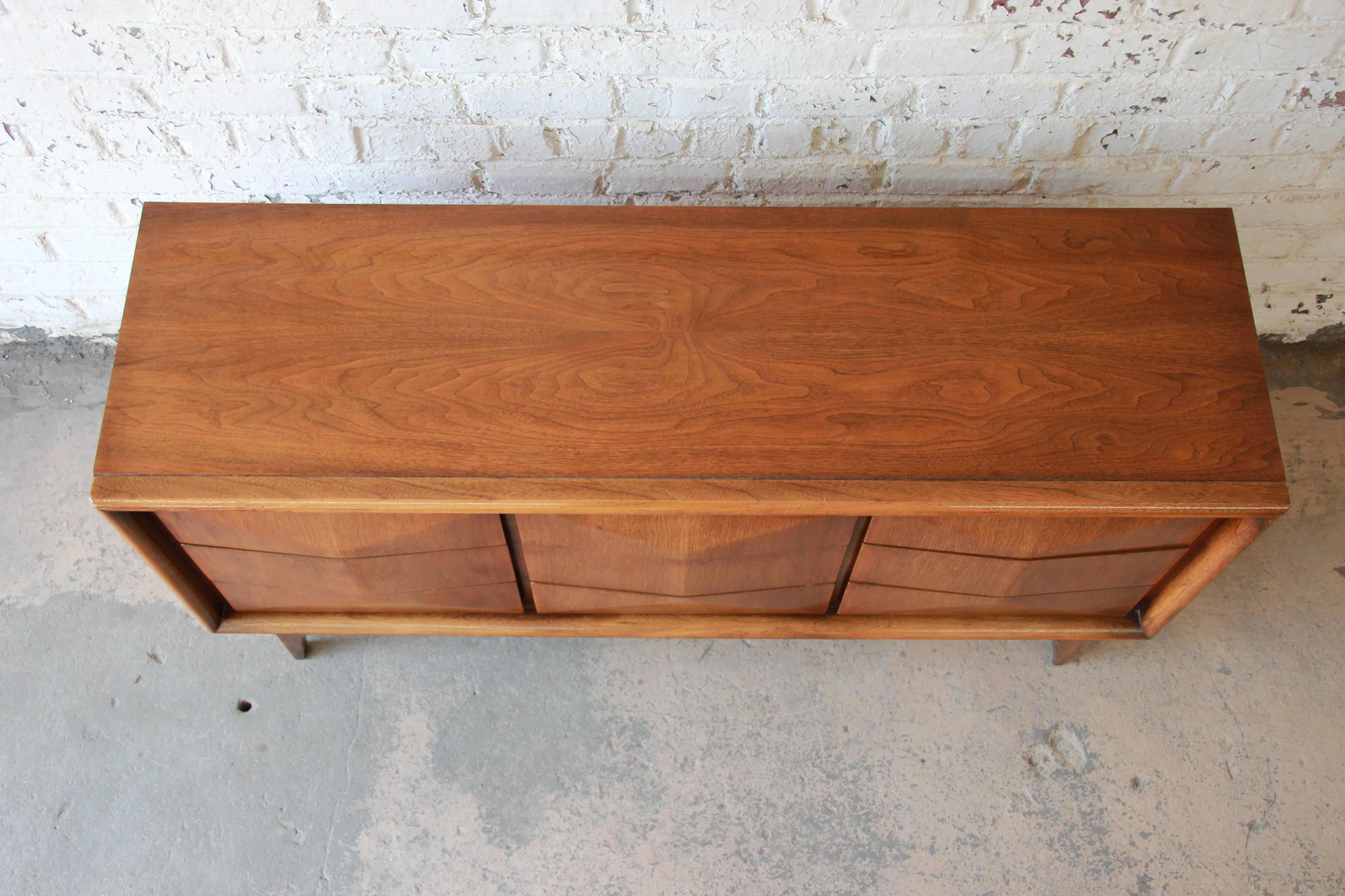 Vladimir Kagan Style Walnut Diamond Front Dresser or Credenza by United In Good Condition In South Bend, IN