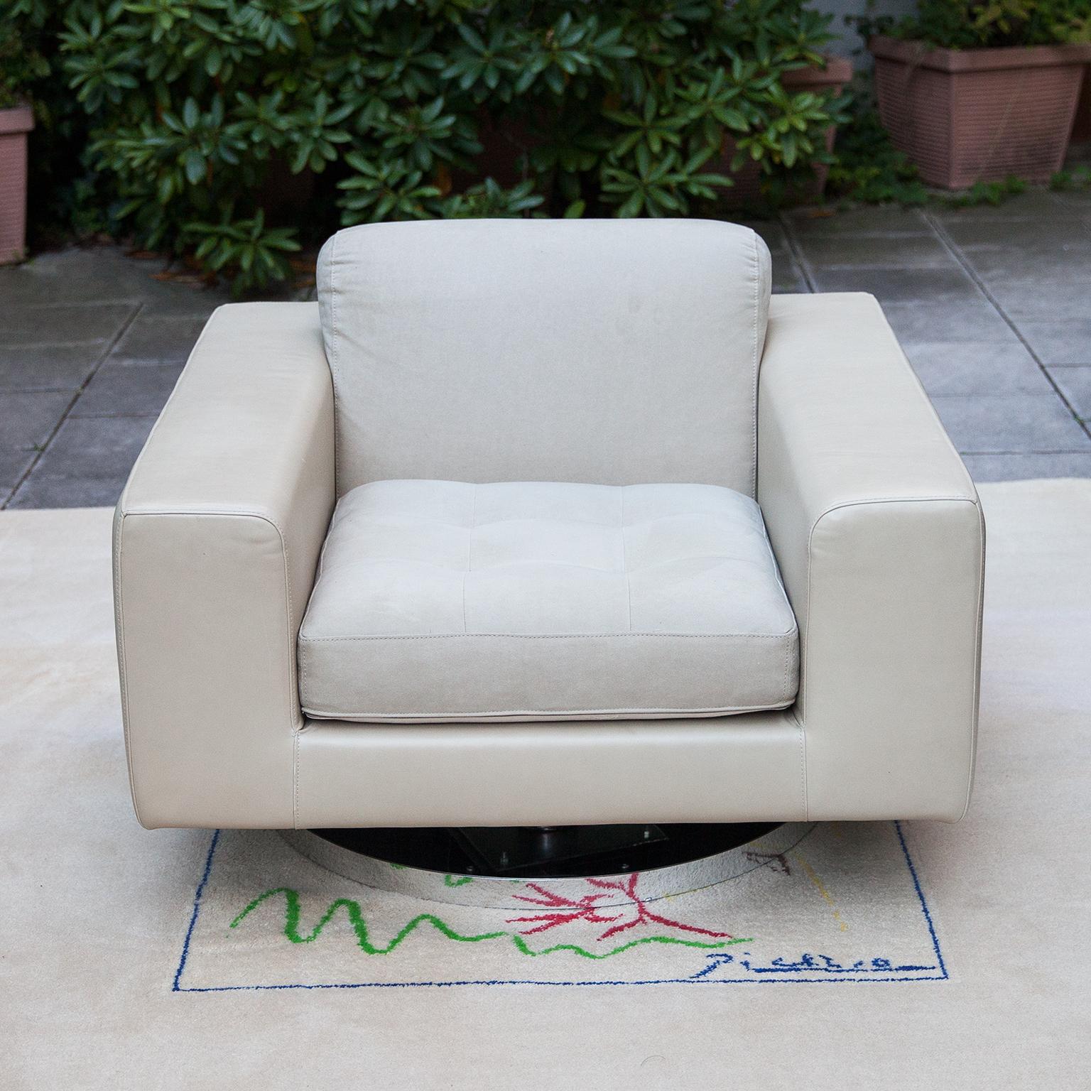 Le fauteuil de salon extrêmement confortable et minimaliste conçu par Vladimir Kagan - Collection New York - pour Directional repose sur une base ronde pivotante chromée. Les côtés en cuir sont en cuir nappa crème, les coussins de l'assise et du