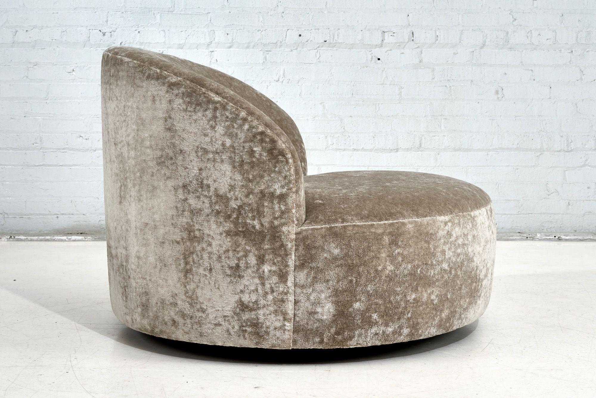 Vladimir Kagan Swivel Lounge Chair, Preview 1990 In Excellent Condition For Sale In Chicago, IL
