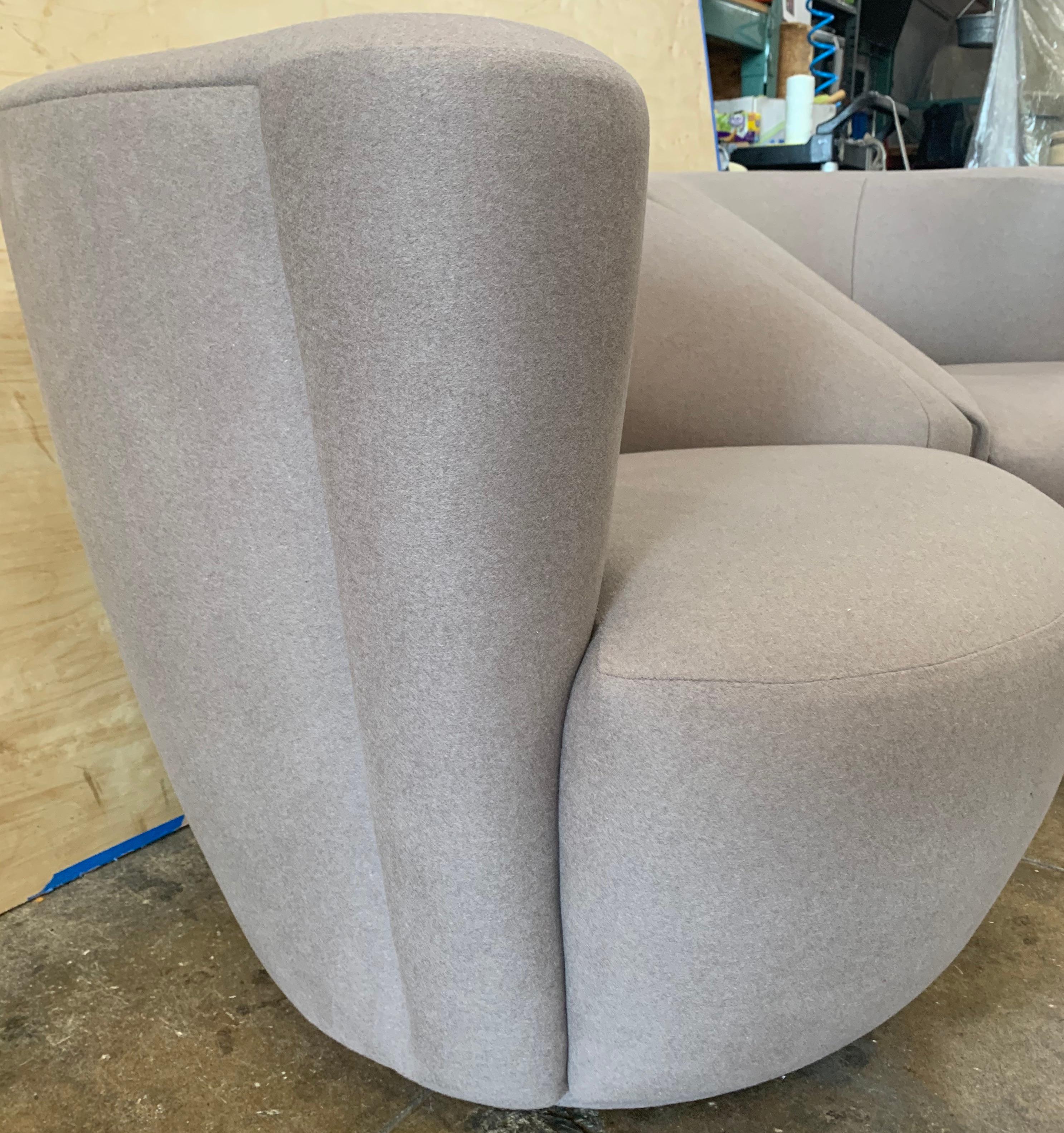Pair of Swivel Parlor Chairs Upholstered in Light Grey Wool In Good Condition For Sale In West Hollywood, CA