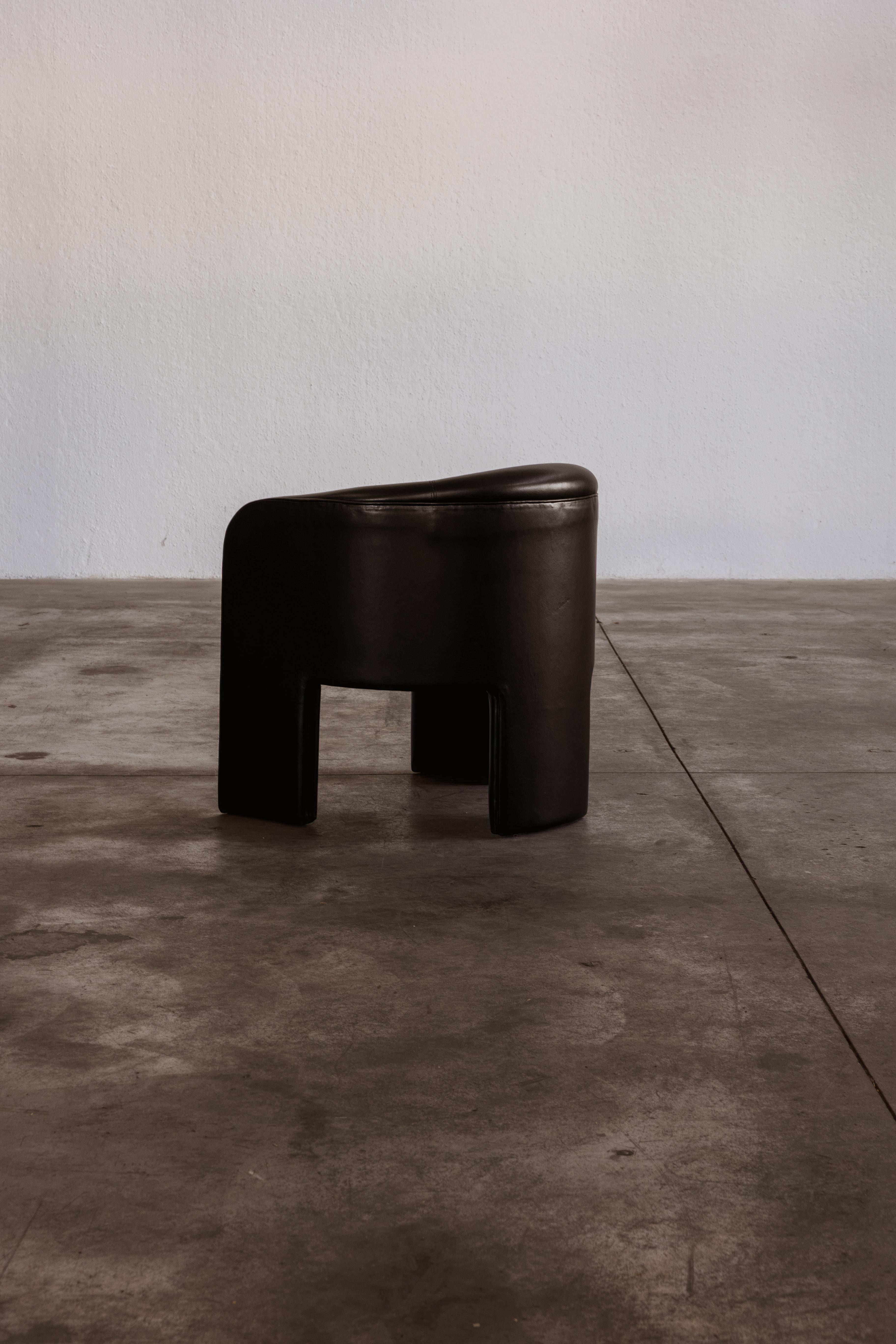 Sillón trípode Vladimir Kagan para Weiman, cuero negro, 1980 en venta 3