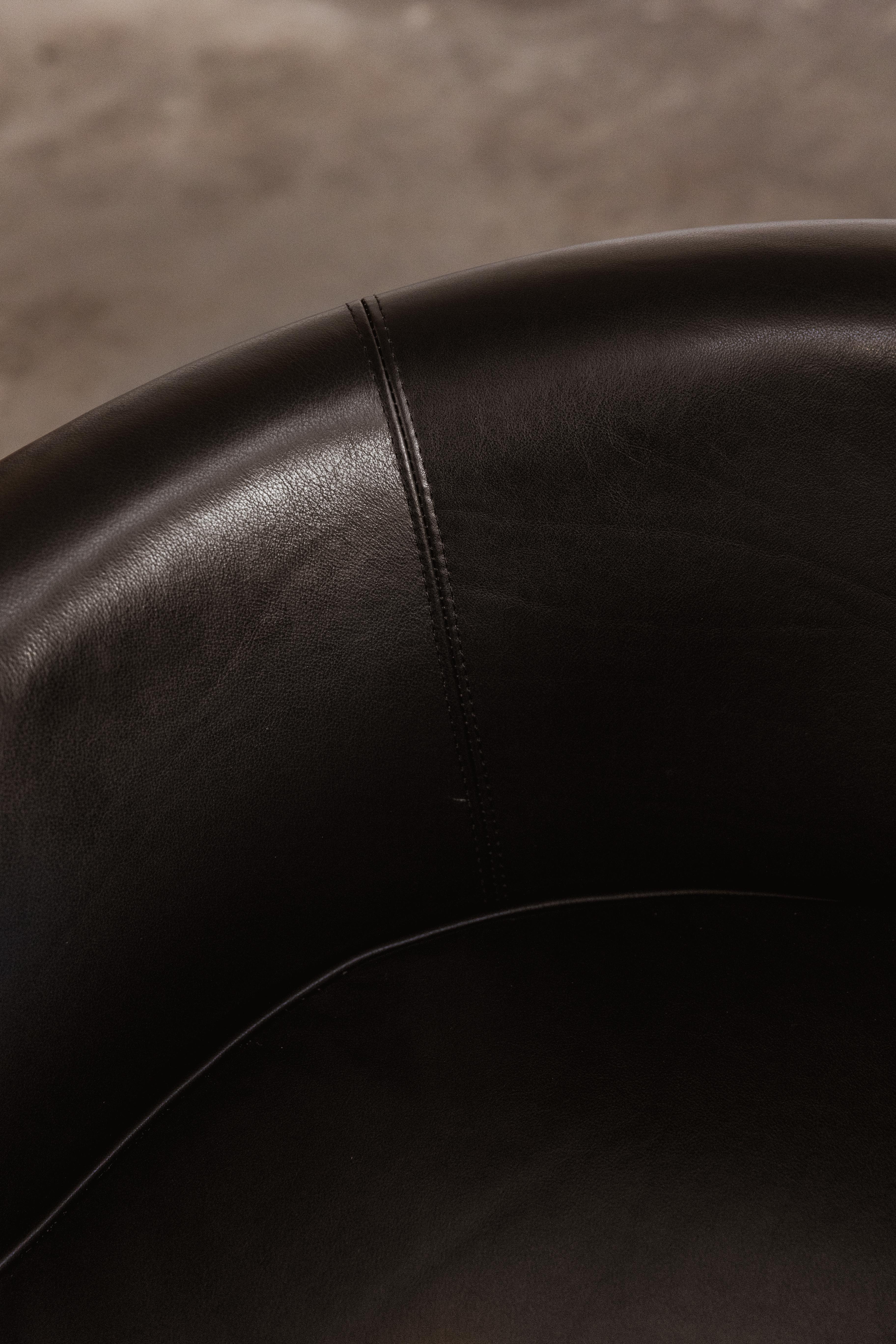 Sillón trípode Vladimir Kagan para Weiman, cuero negro, 1980 en venta 4