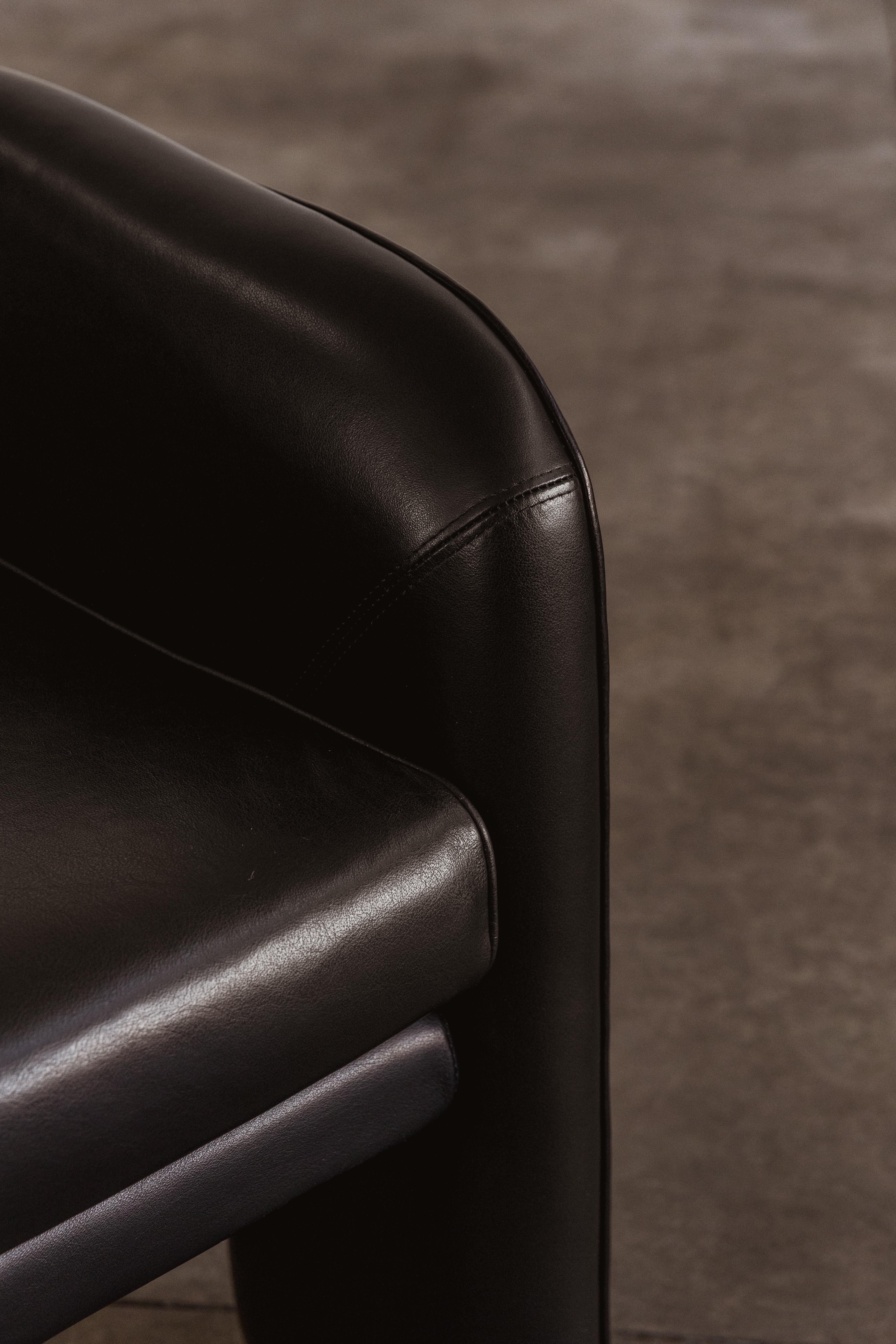 Sillón trípode Vladimir Kagan para Weiman, cuero negro, 1980 Cuero en venta