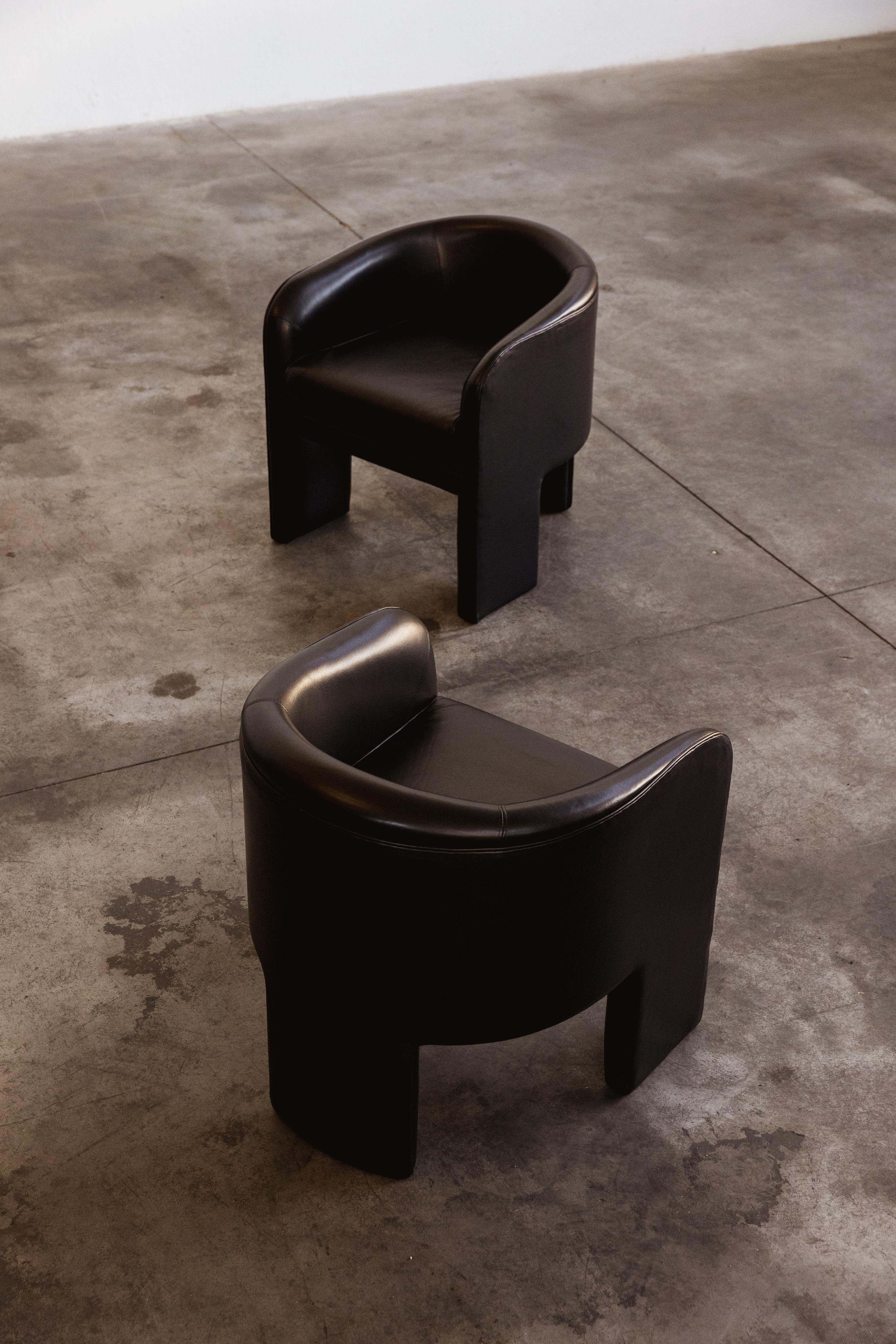 Vladimir Kagan tripod armchairs for Weiman, black leather, USA, 1980, set of two

The Vladimir Kagan armchair for Weiman embodies an avant-garde approach to mid-century modern design. This armchair showcases Kagan's signature style, where form meets