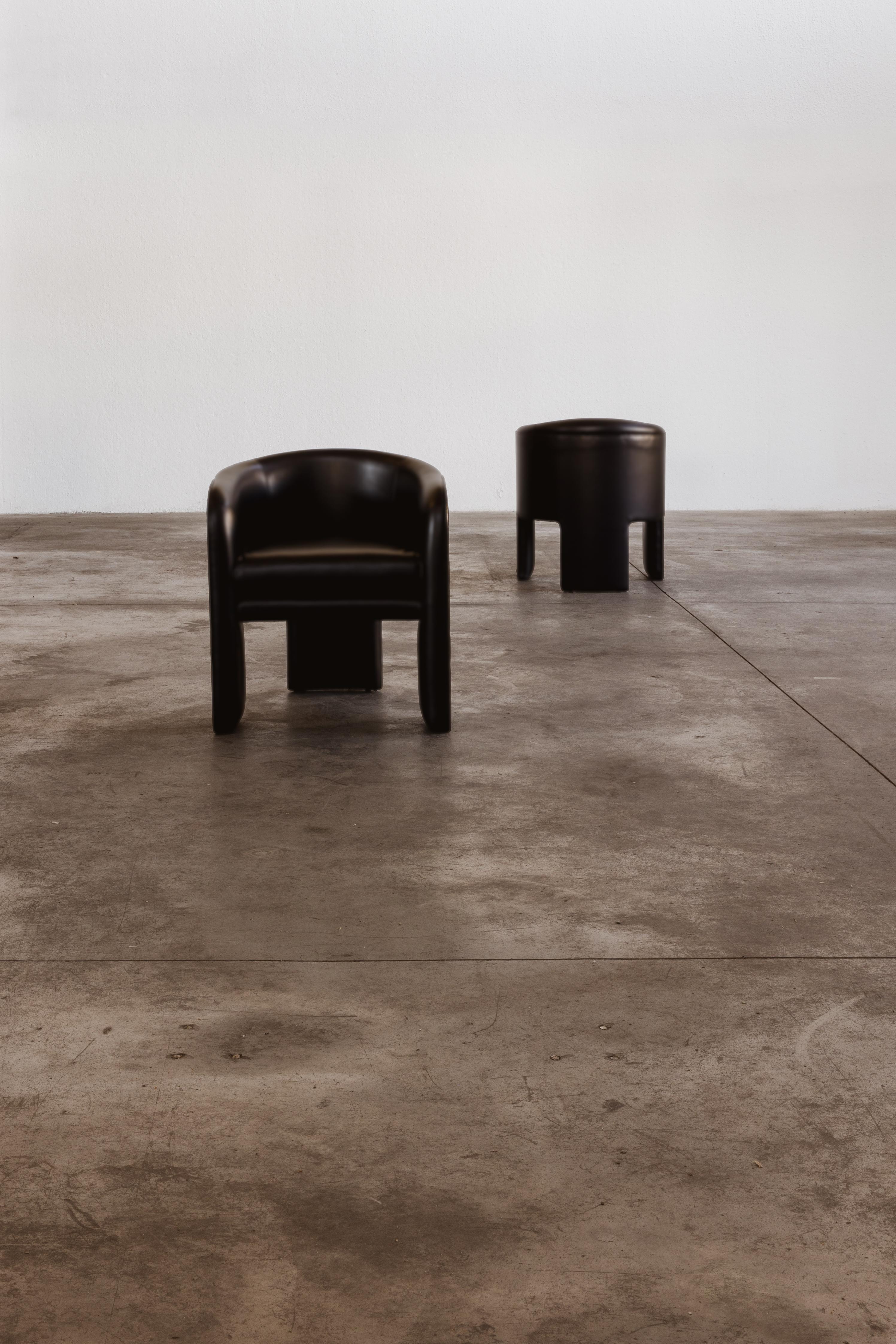 Post-Modern Vladimir Kagan Tripod Armchairs for Weiman, Black Leather, 1980, Set of 2 For Sale