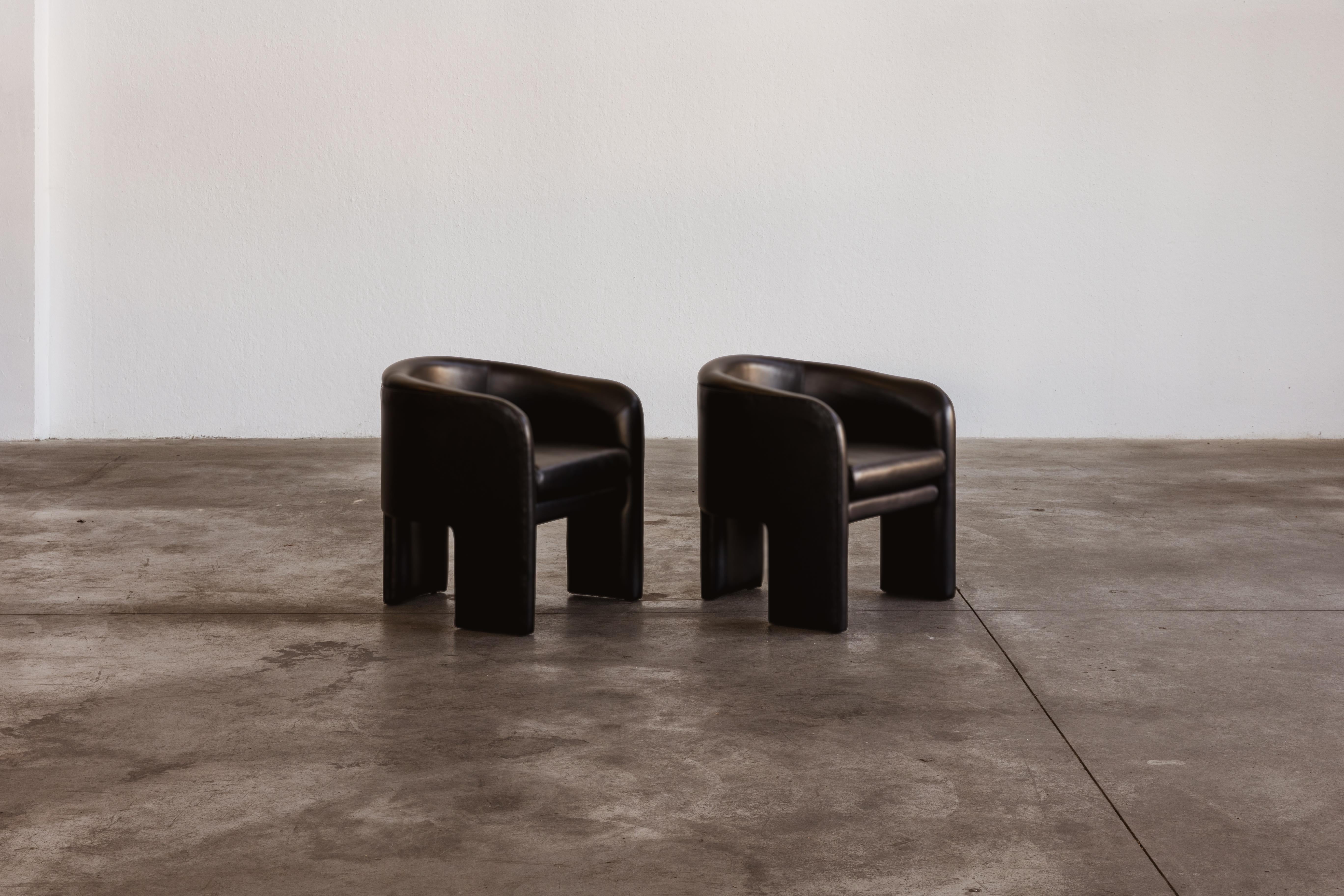 Late 20th Century Vladimir Kagan Tripod Armchairs for Weiman, Black Leather, 1980, Set of 2 For Sale