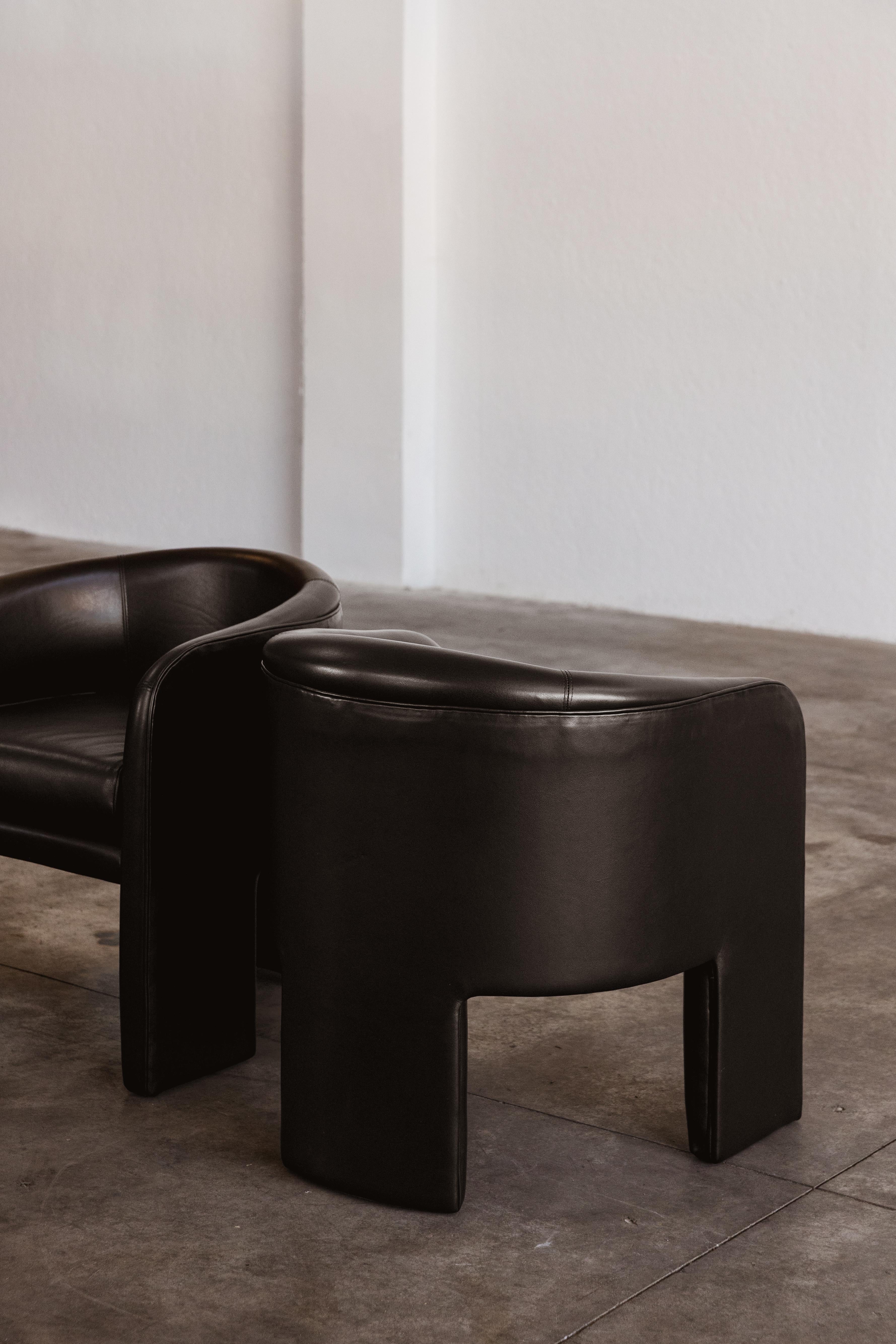 Vladimir Kagan Tripod Armchairs for Weiman, Black Leather, 1980, Set of 2 For Sale 1