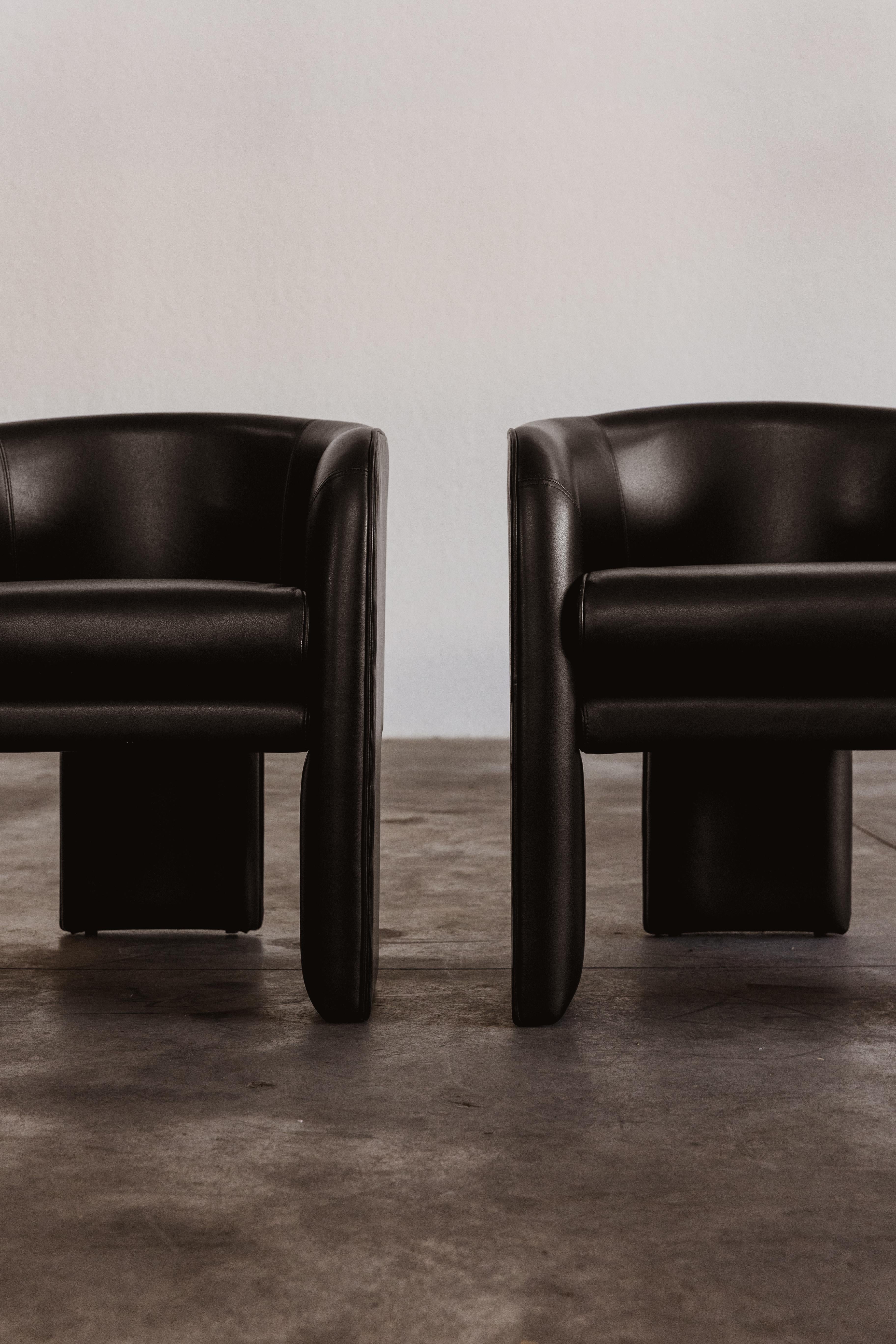 Vladimir Kagan Tripod Armchairs for Weiman, Black Leather, 1980, Set of 2 For Sale 2