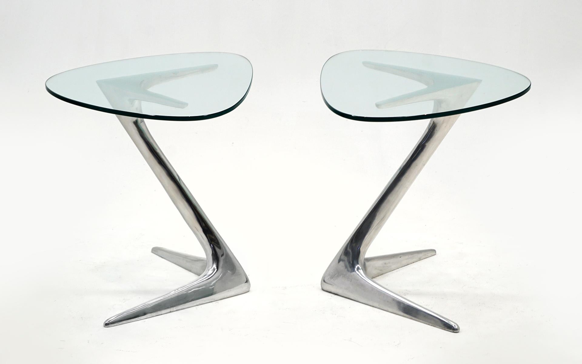 Vladimir Kagan unicorn occasional tables, pair. Vladimir Kagan Designs, Inc. USA, 1959 / circa 1990.
Cast and polished aluminum, glass. Very good condition. Some minor wear and scratches to the aluminum. Only very light scratches to the glass.