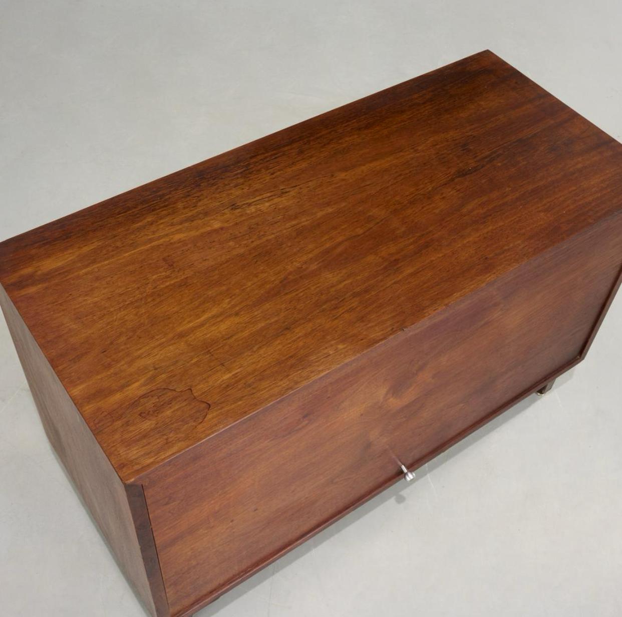 Armadietto a ribalta in noce, 1950 circa, Stati Uniti, noce tinto scuro, porta a battente con tiretto cromato, senza marchio,
Provenienza: un pezzo che è stato utilizzato da un collezionista di molti pezzi di design di alto livello,  sulla East 69th