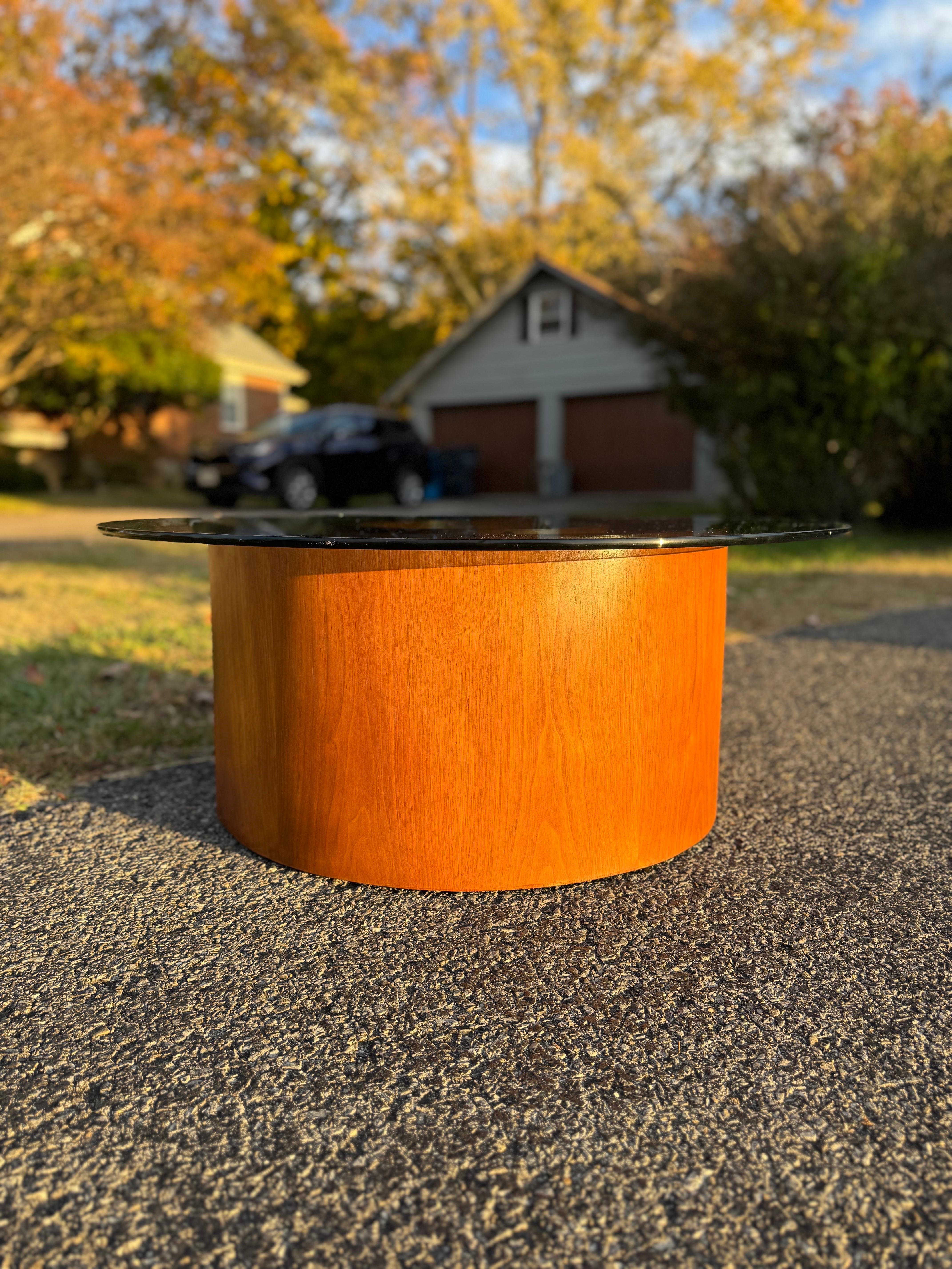 Table basse iconique conçue par l'architecte et designer de meubles d'origine allemande Vladimir Kagan pour Selig dans les années 1960. La base en noyer a été professionnellement restaurée. De magnifiques placages de noyer en forme d'escargot en