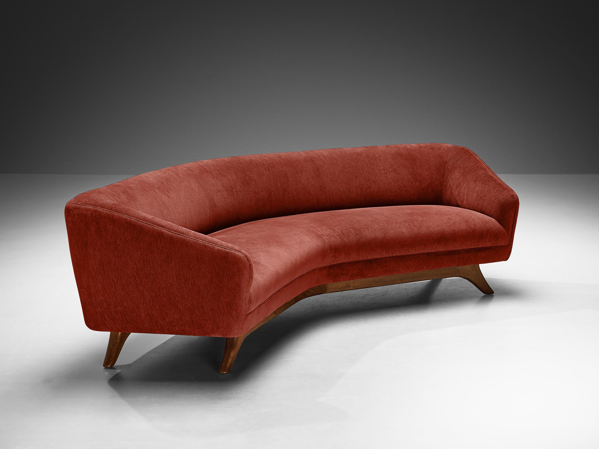 Vladimir Kagan für Vladimir Kagan Designs, Inc., Sofa 'Wide Angle', Modell 'W 506', Stoff, Nussbaum, Vereinigte Staaten, um 1970

Dieses seltene 