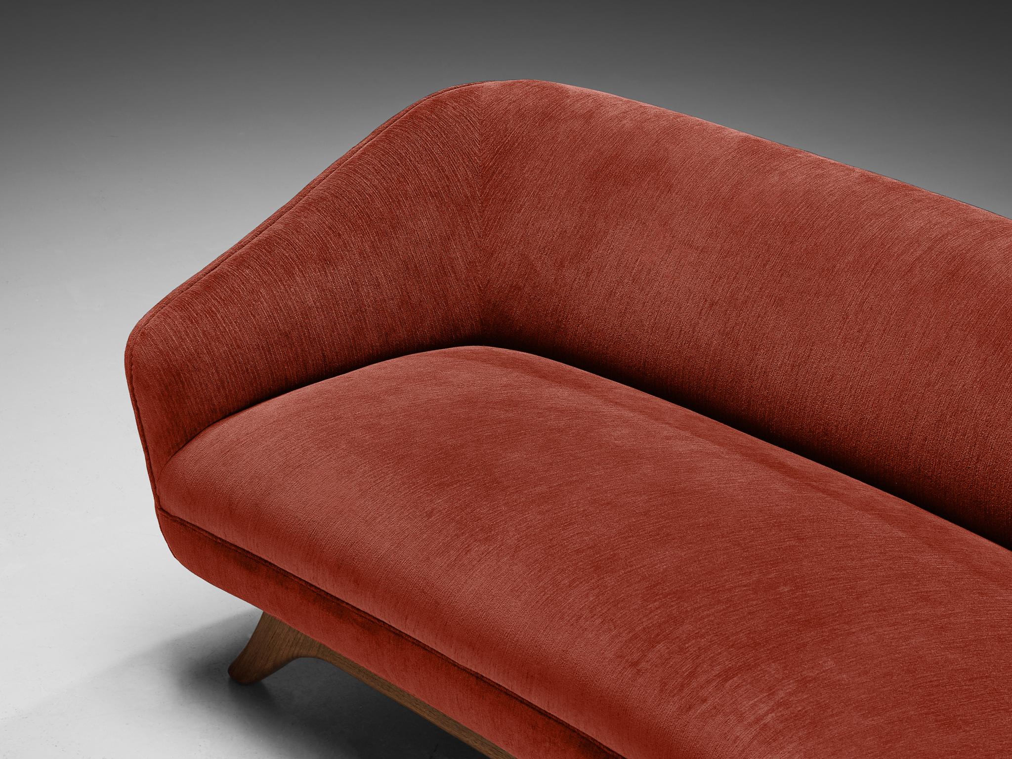 Vladimir Kagan 'Wide Angle' Sofa mit rotbraunem Bezug und Nussbaumholz  (amerikanisch) im Angebot