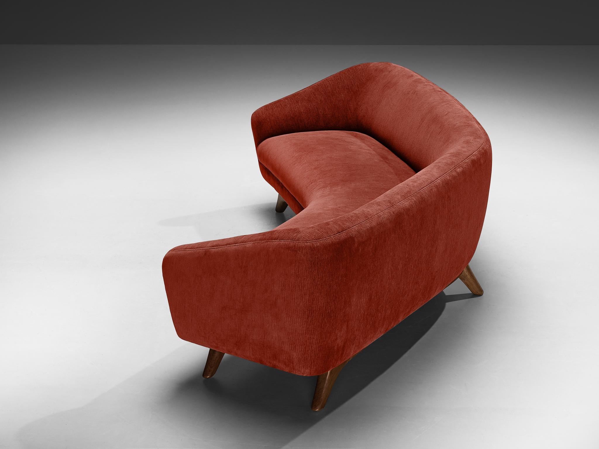 Vladimir Kagan 'Wide Angle' Sofa mit rotbraunem Bezug und Nussbaumholz  im Zustand „Gut“ im Angebot in Waalwijk, NL
