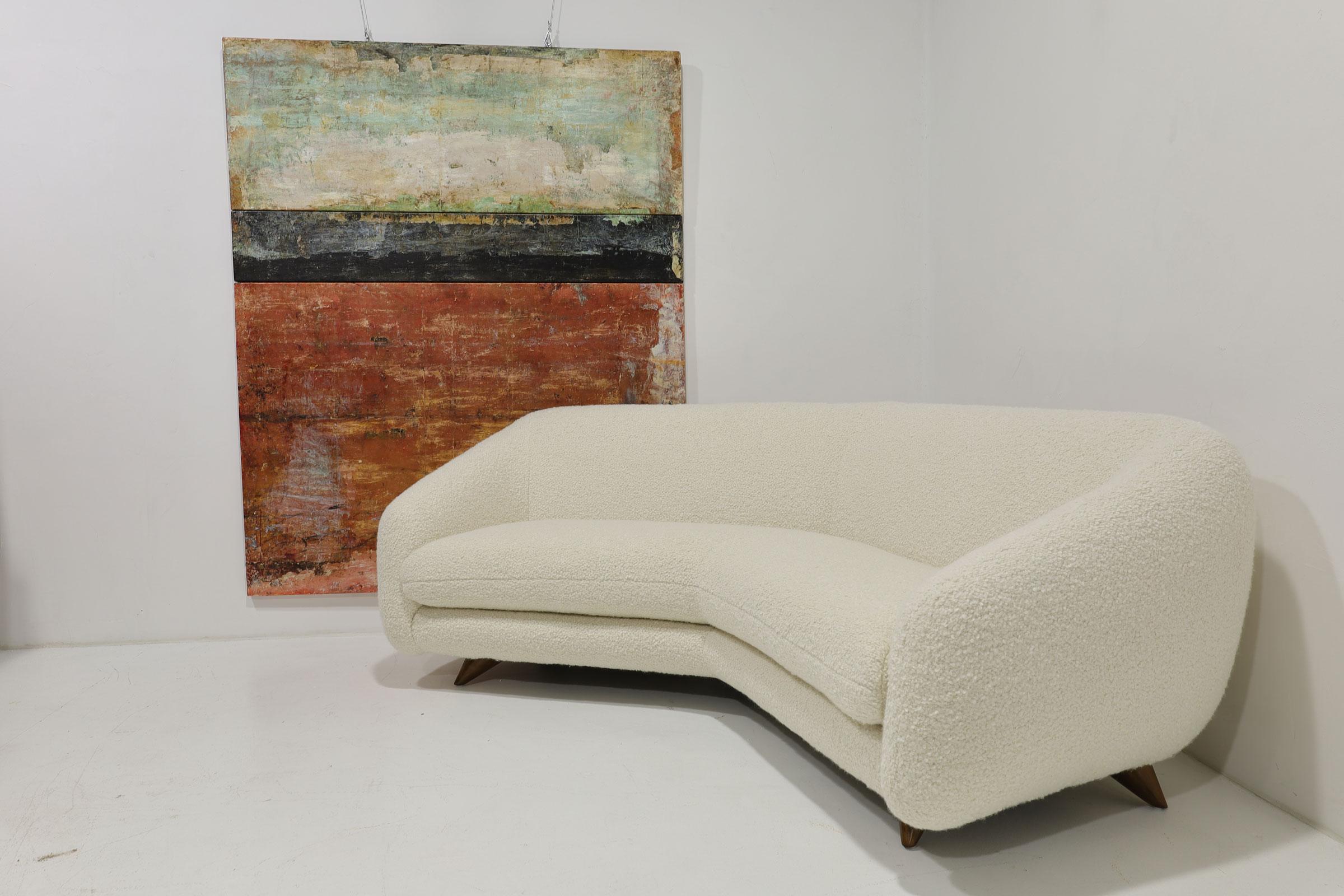 Un magnifique et confortable canapé réalisé par Vladimir Kagan pour Kagan-Dreyfuss. Parfois appelé canapé grand angle ou canapé Tangent. Nous avons une paire disponible dans une annonce séparée. Les canapés sont retapissés en HOLLY HUNT. Le(s)