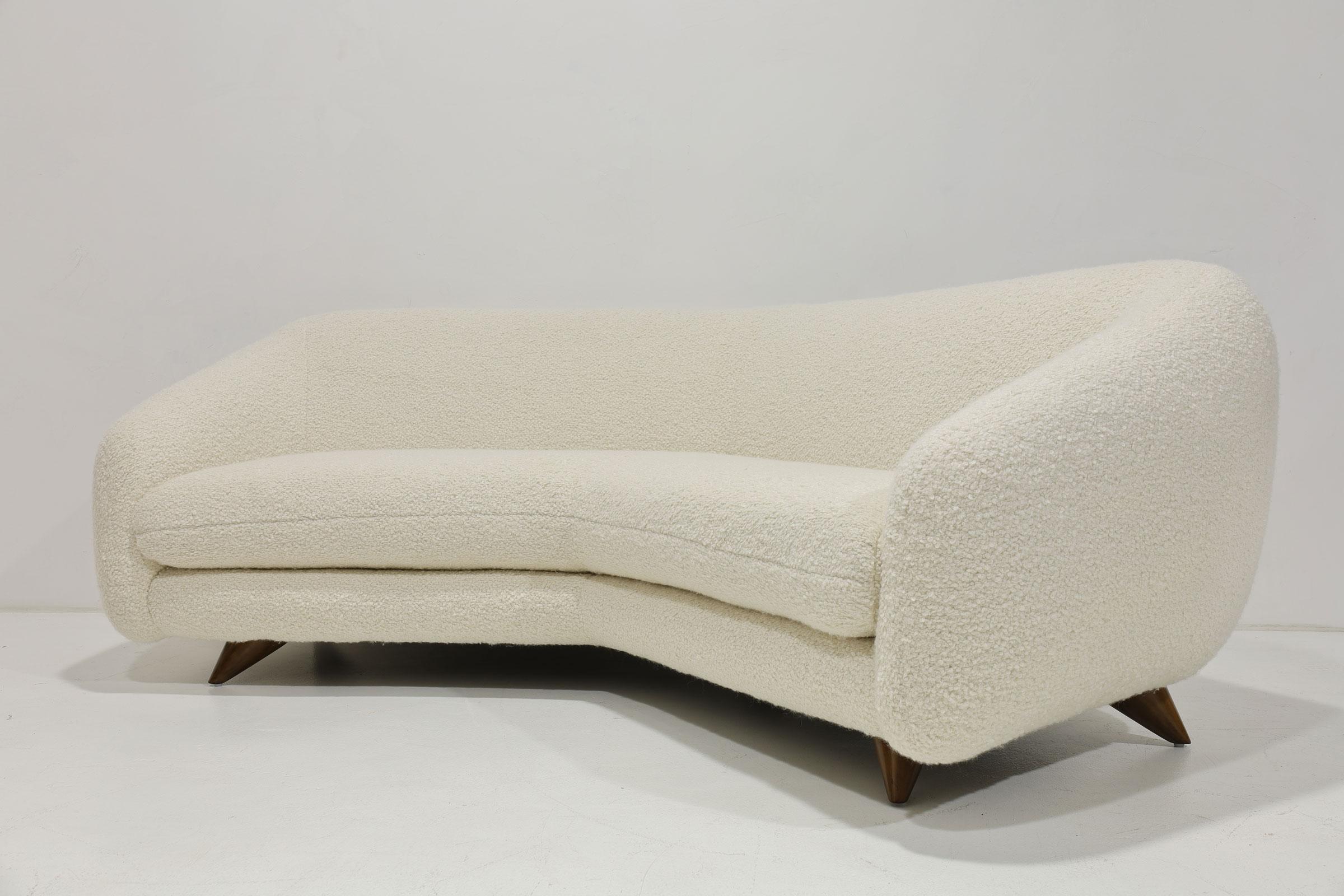 Vladimir Kagan Breites, kantiges Tangent-Sofa, Modell 506, in Holly Hunt Teddy, 1950er Jahre im Angebot 1