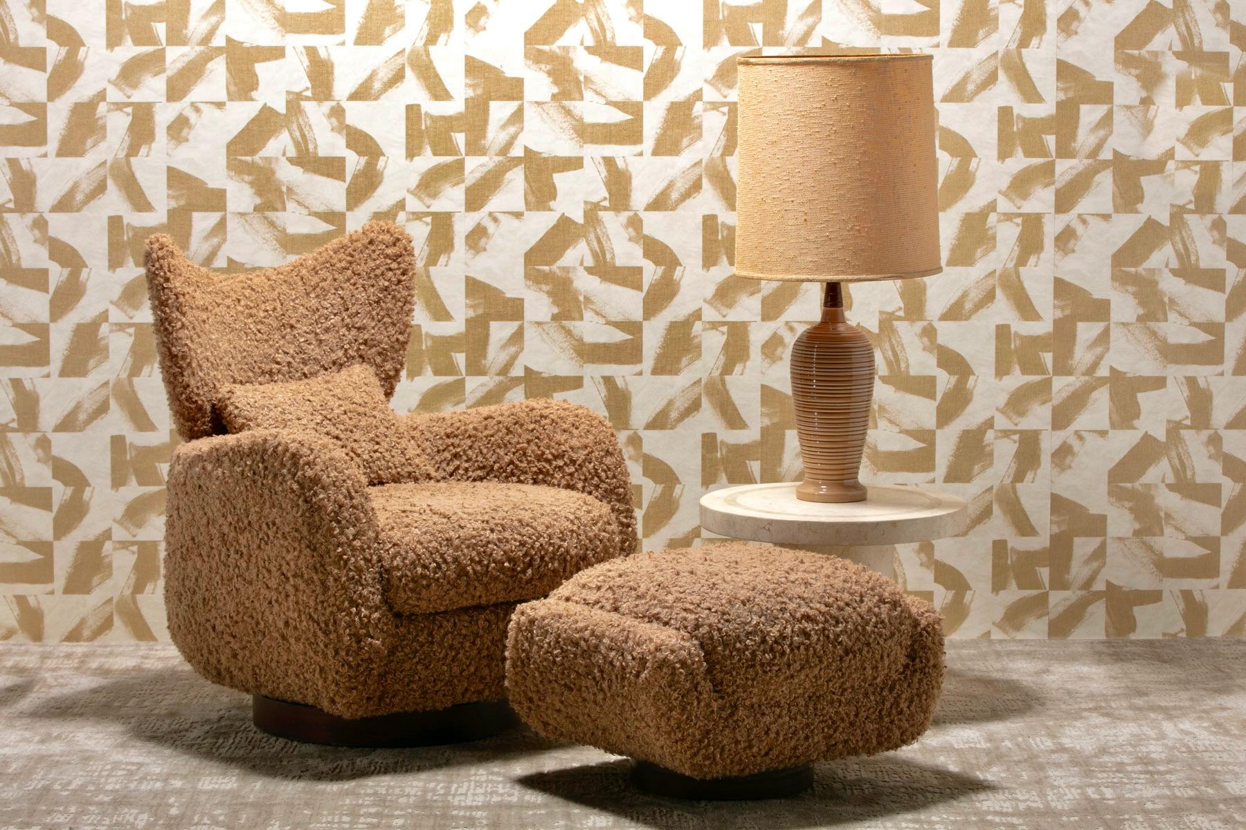Vladimir Kagan Swivel Wingback Chair für Directional mit maßgeschneiderter Ottomane, frisch und fachmännisch gepolstert mit Curly Latte Stoff. Skulpturales klassisches Kagan-Design. Unglaublich bequem. Die Rückenlehne schmiegt sich wie eine warme