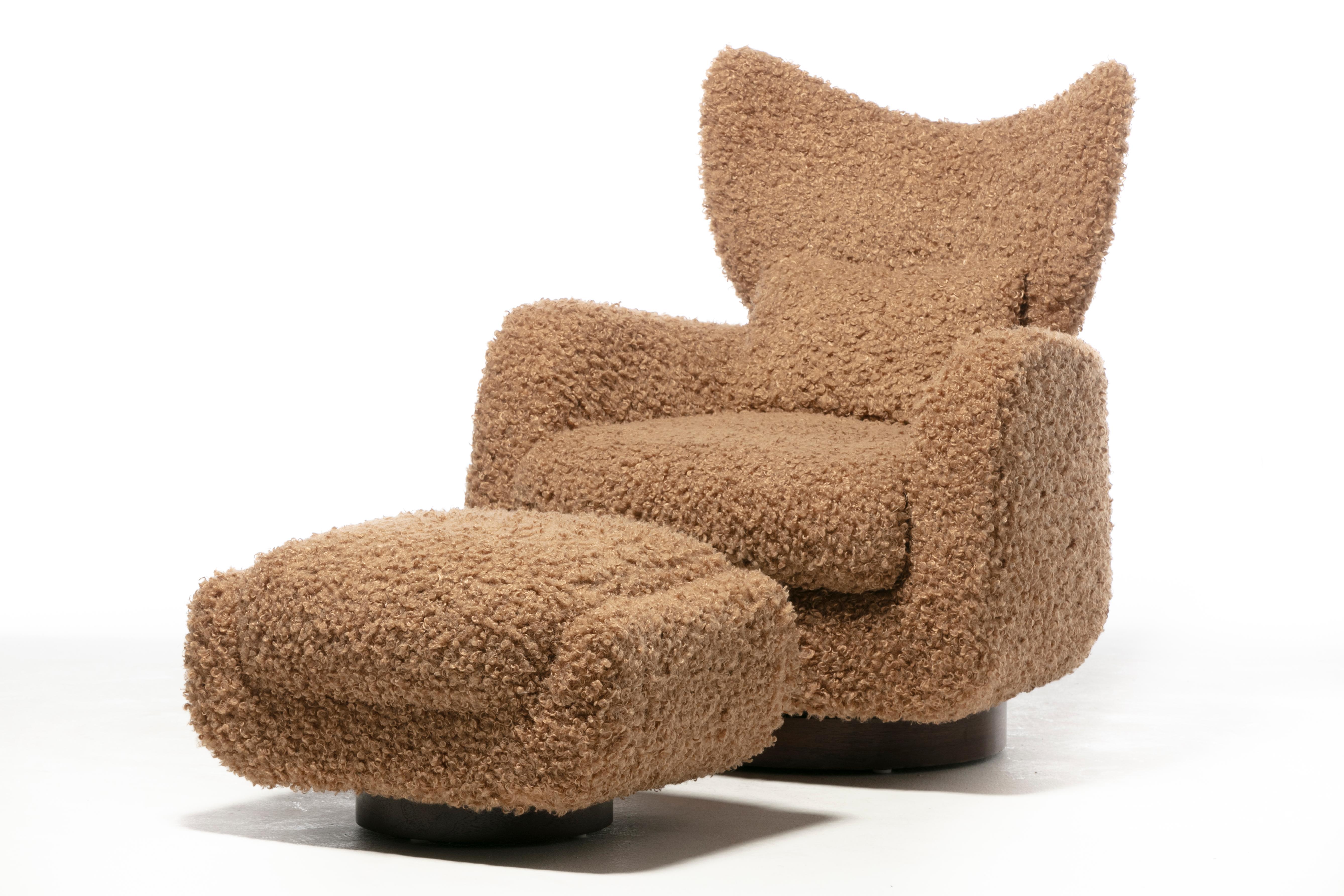 Vladimir Kagan Wingback Drehstuhl & Ottoman in Curly Latte Stoff (Postmoderne) im Angebot