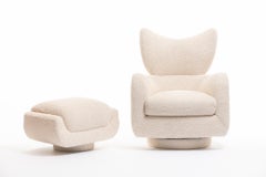 Chaise pivotante Wingback avec pouf Vladimir Kagan en bouclé ivoire