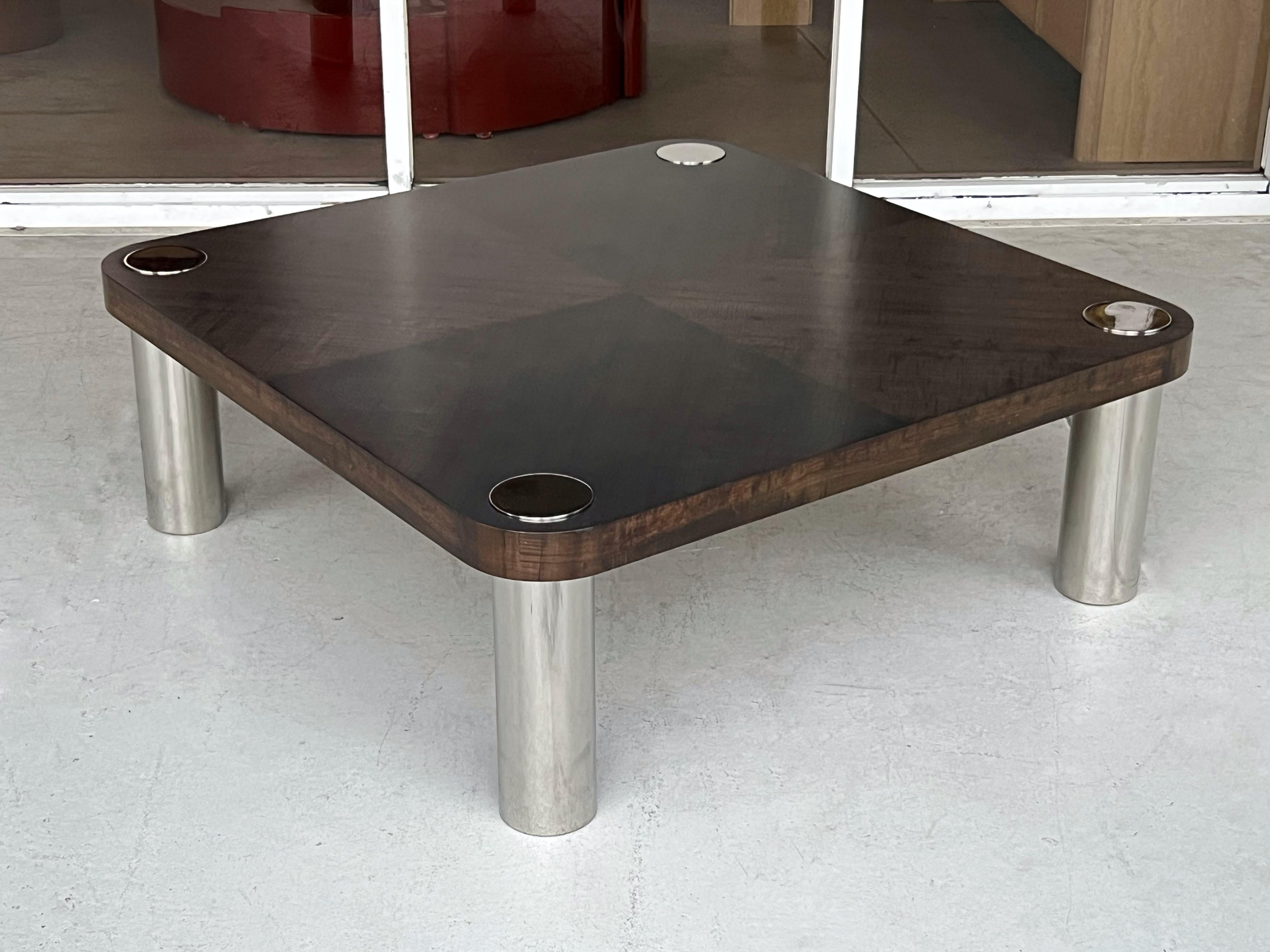Ein quadratischer Couchtisch mit zylindrischen Beinen aus Edelstahl von Vladimir Kagan. 