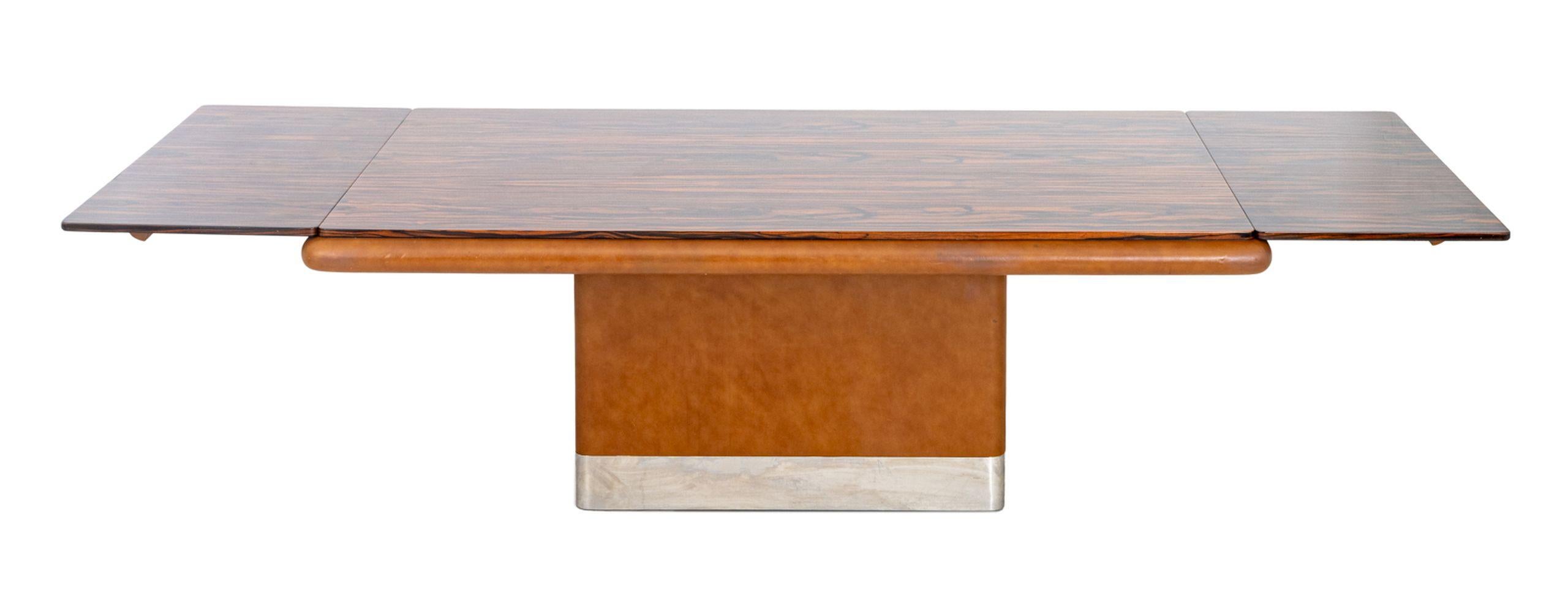 Tavolo da pranzo allungabile con piedistallo in legno di zebra di Vladimir Kagan, anni '70, con due foglie, il piano rettangolare in legno di zebra con bordo avvolto in pelle marrone, il piedistallo centrale avvolto in pelle marrone e cromato, 