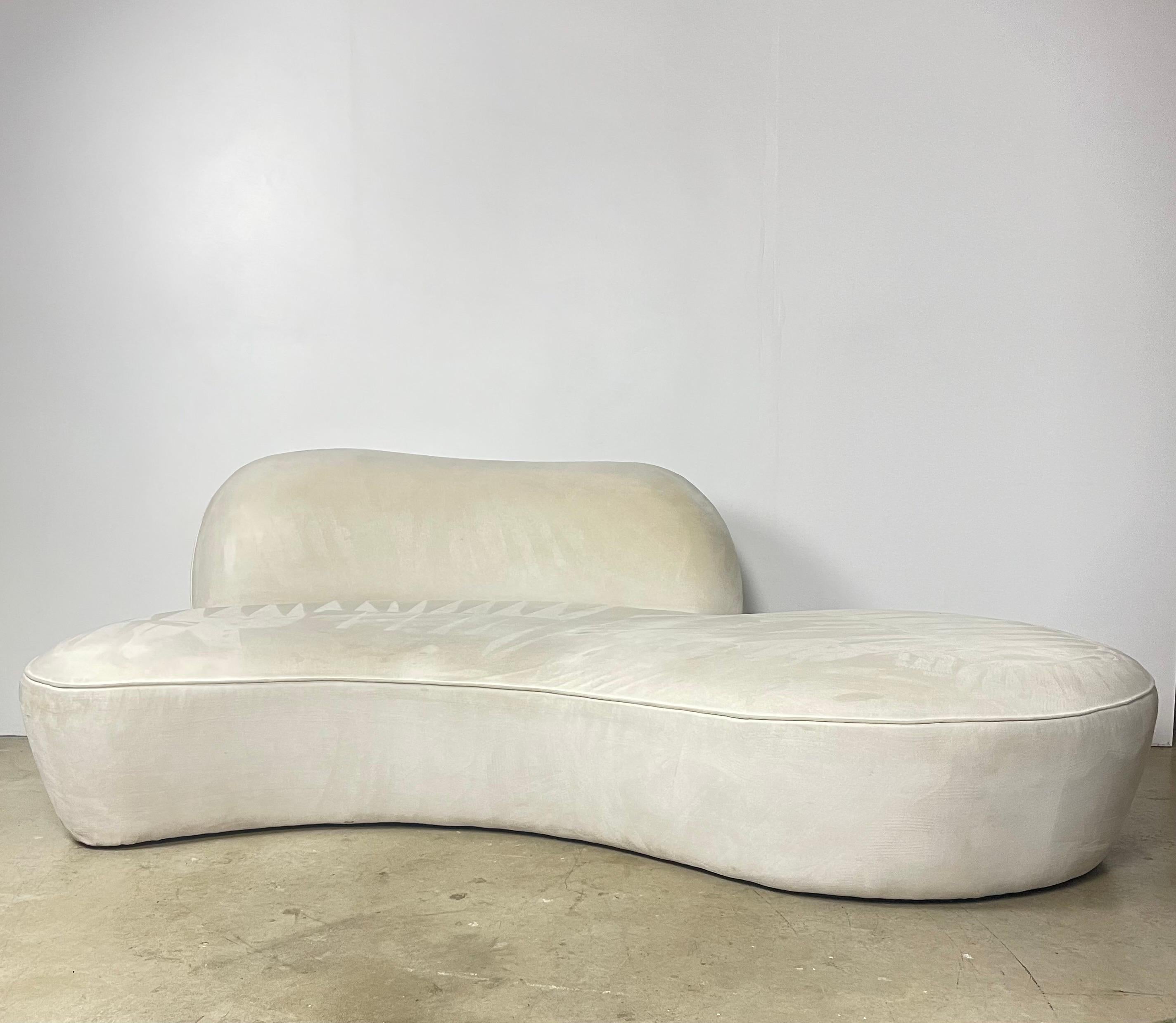 Dies ist ein authentisches Vladimir Kagan Zoe-Sofa, eines seiner berühmtesten Designs. Das Sofa hat eine geschwungene Form, die sowohl elegant als auch bequem ist, mit tiefen Sitzen und Plüschpolstern. Er ist mit einem weißen Ultraleder-Stoff