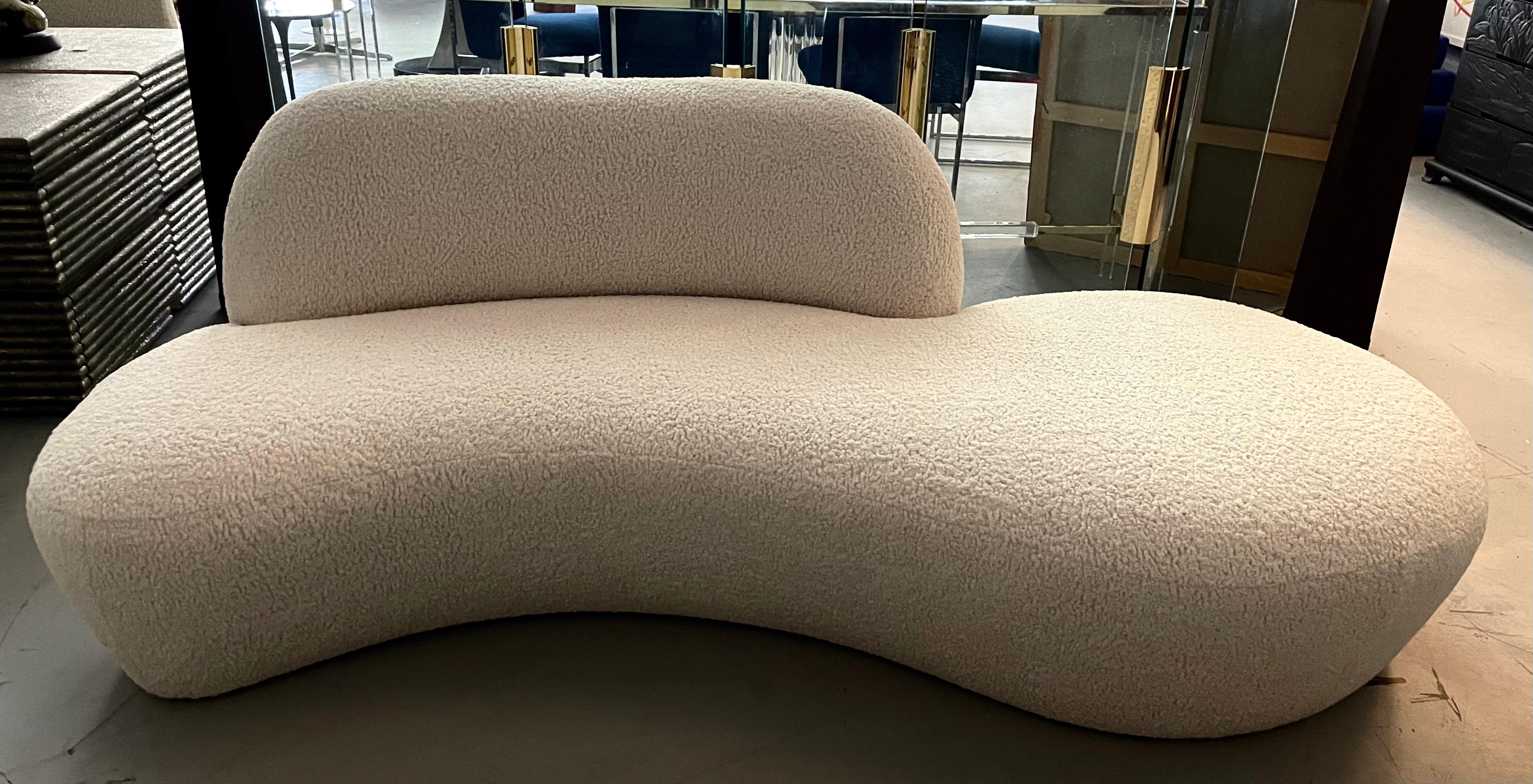 A lovely cloud Zoe cloud sofa designed by Vladimir Kagan for American Leather. Just reupholstered in an Italian faux sheepskin boucle. Measures próx 88 x 41 inches and the seat height is 17 inches.