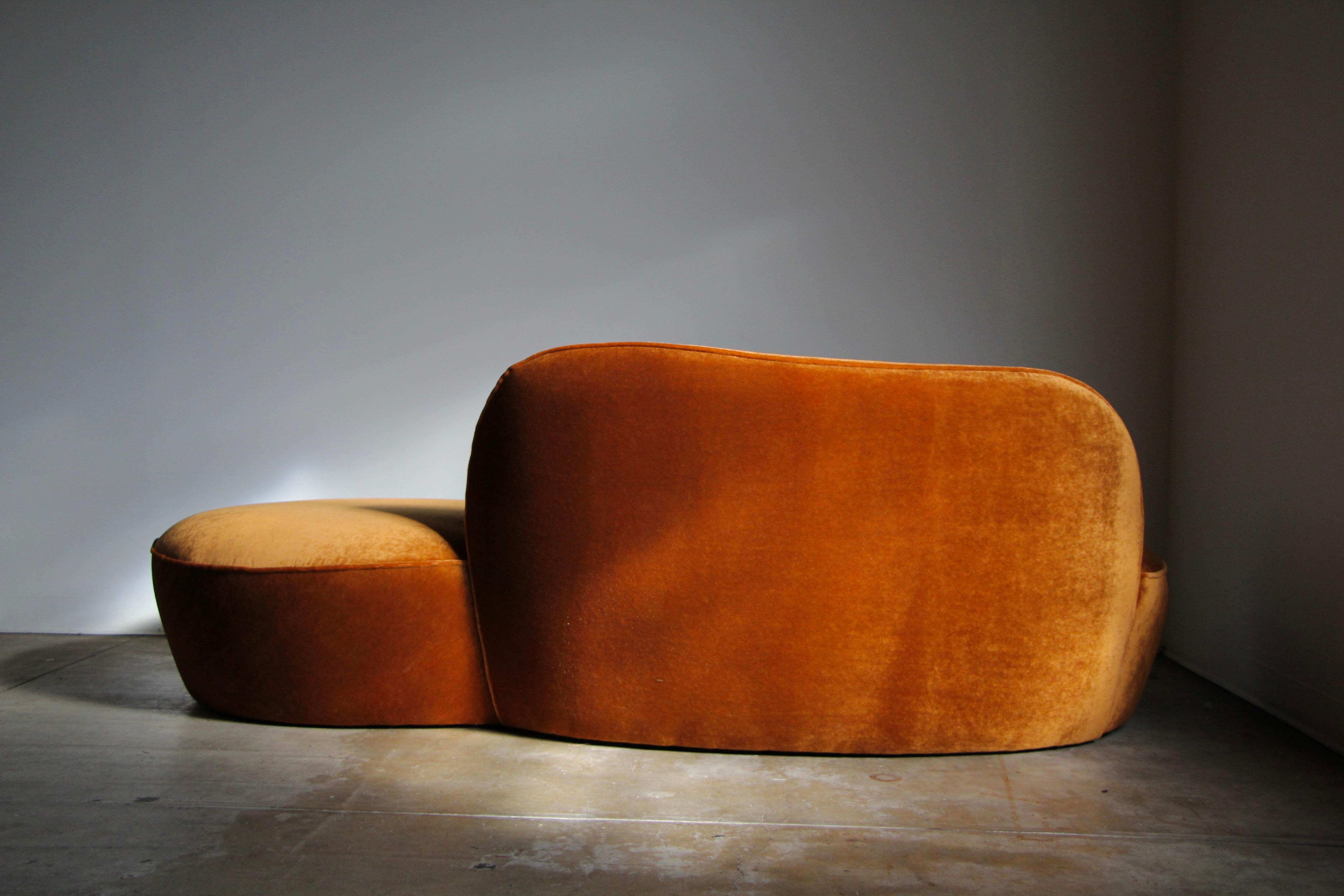 Vladimir Kagan “Zoe” Serpentine Sofa in Mohair, 2000s 4