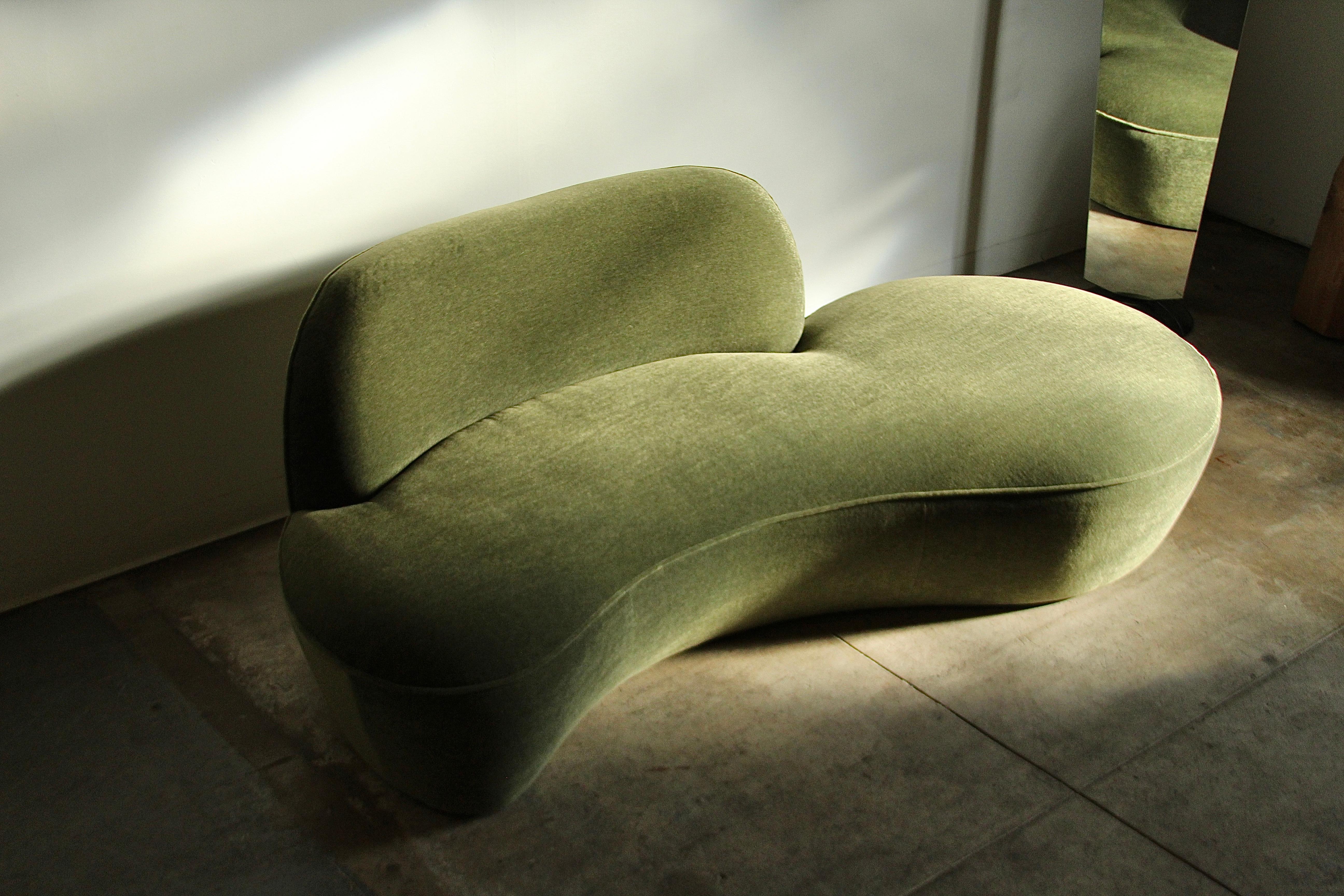 Un superbe canapé serpentin de Vladimir Kagan pour American Leather, vers les années 2000. Cette pièce a été magistralement retapissée dans un somptueux mohair vert mousse. Il rehaussera tout espace intérieur grâce à sa forme curviligne et à son