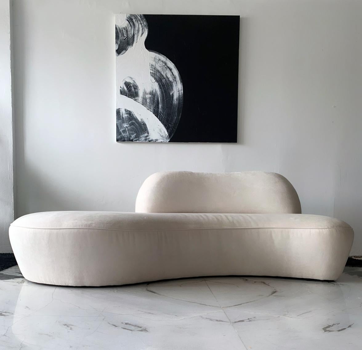 This sofa by Vladimir Kagan for American Leather has all the great staples of a Kagan design, gorgeous free-form curves, modern design, and effortlessly chic. This Zoe sofa is very similar to Vladmir Kagan's serpentine sofa, although slightly
