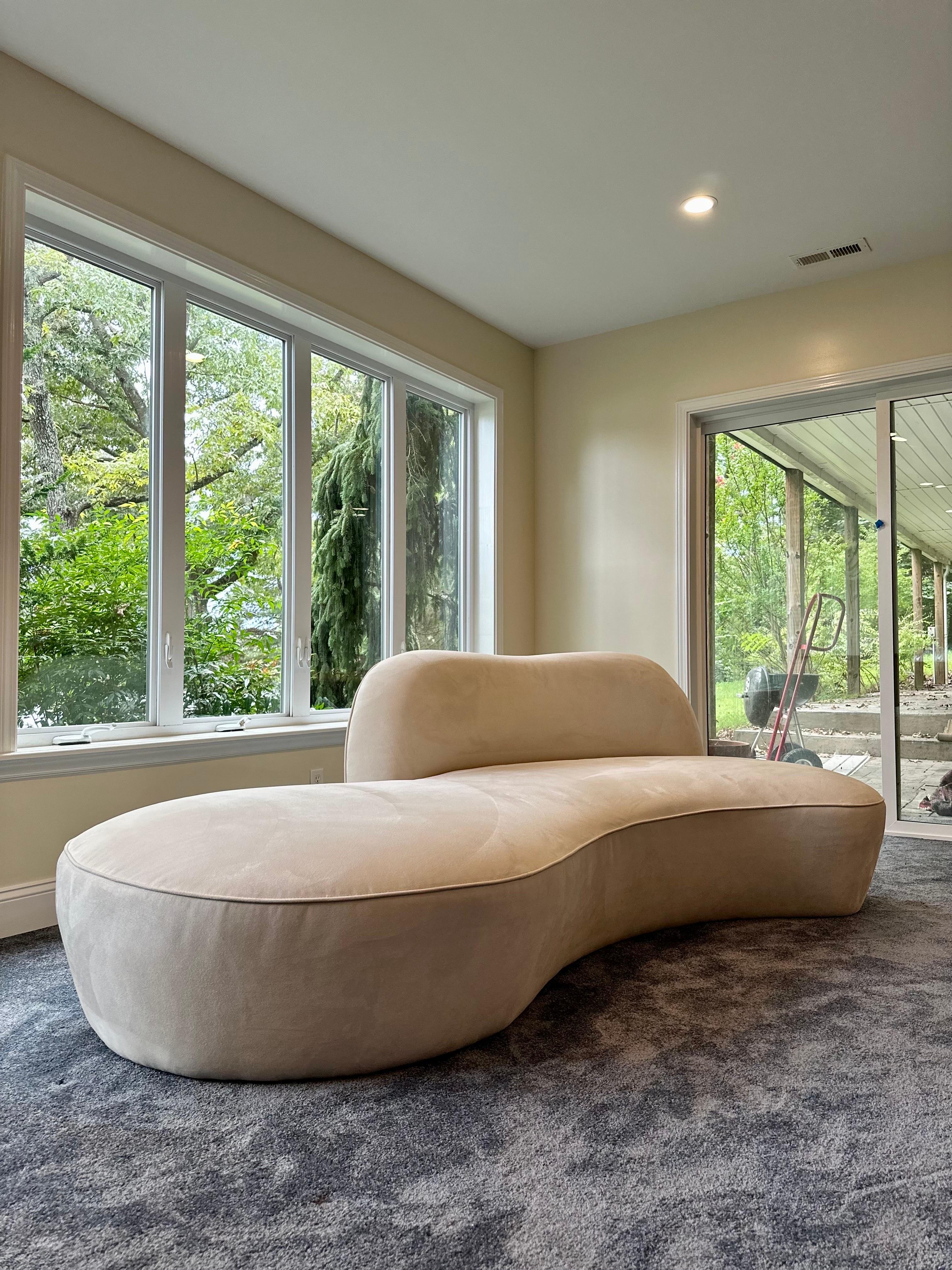 Elegant modernist “Zoe” freeform sofa designed by Vladimir Kagan. In original ivory upholstery.