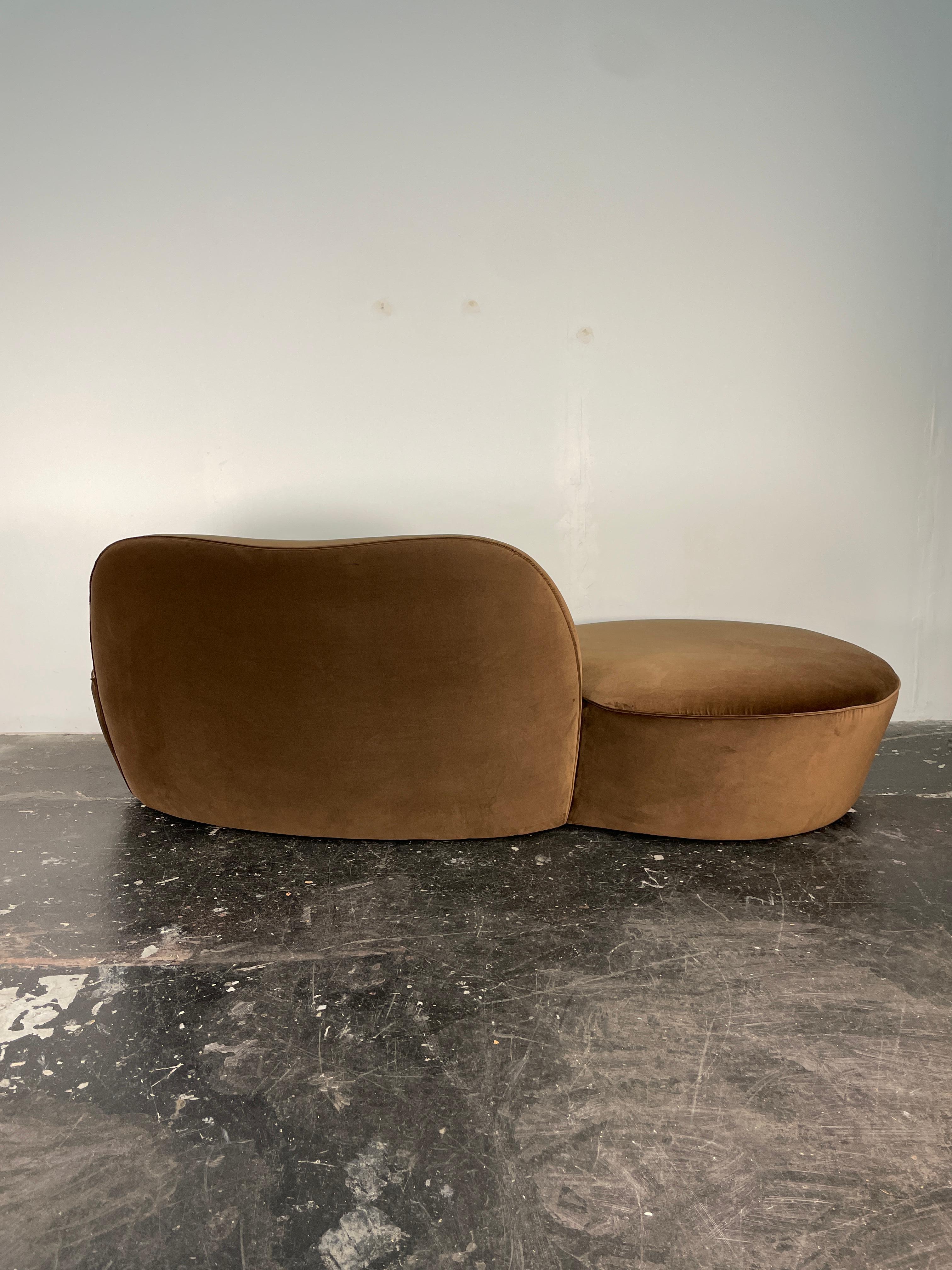 Impresionante sofá Zoe de Vladimir Kagan para American Leather. La tapicería es preciosa y lujosa, y las curvas de este sofá están listas para asombrar. Esta pieza se ha retapizado magistralmente en un suntuoso terciopelo de color topo. Elevará