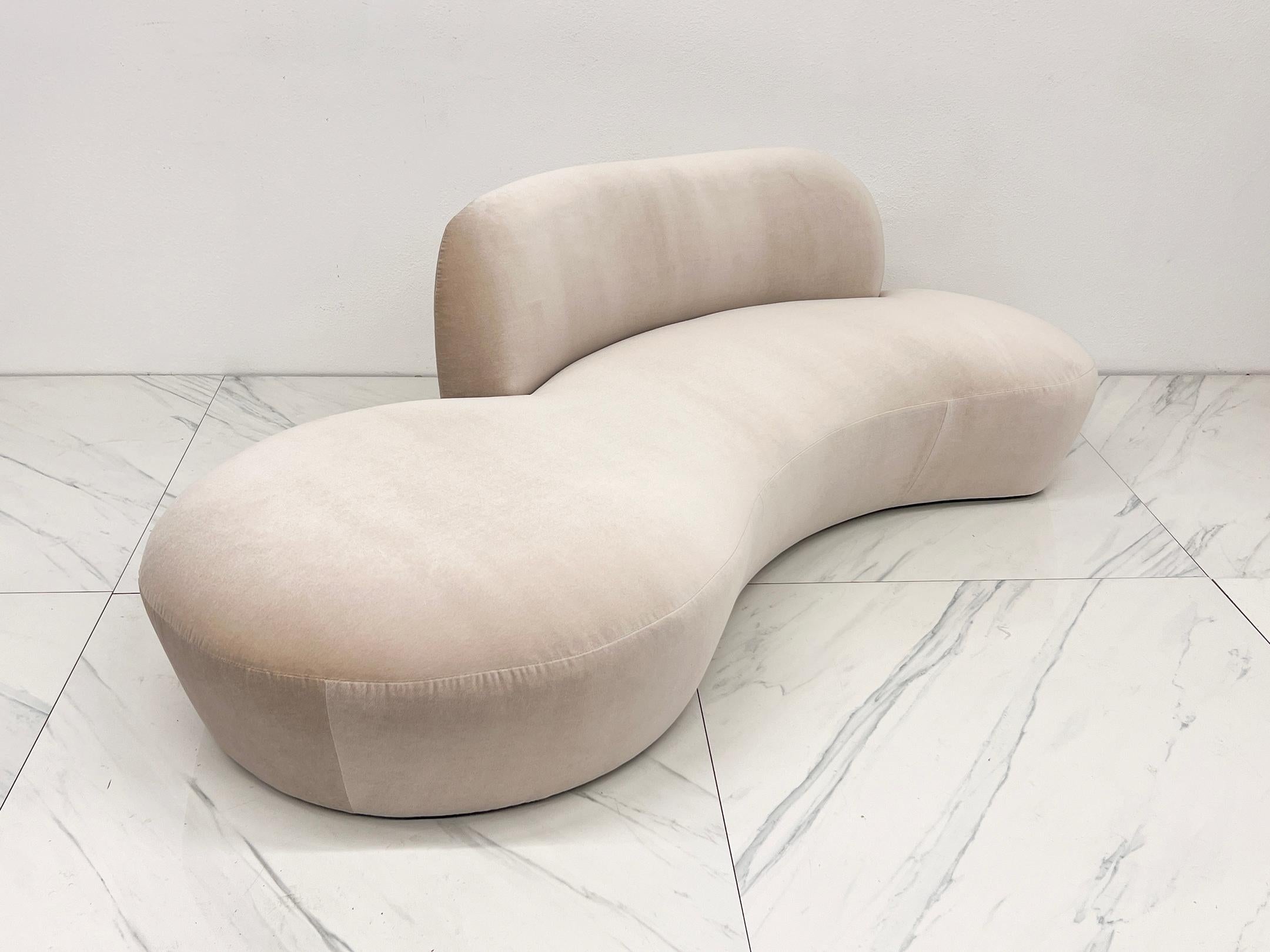 Canapé Zoe de Vladimir Kagan en velours Light Tan, American Leather, années 2000 Bon état - En vente à Culver City, CA