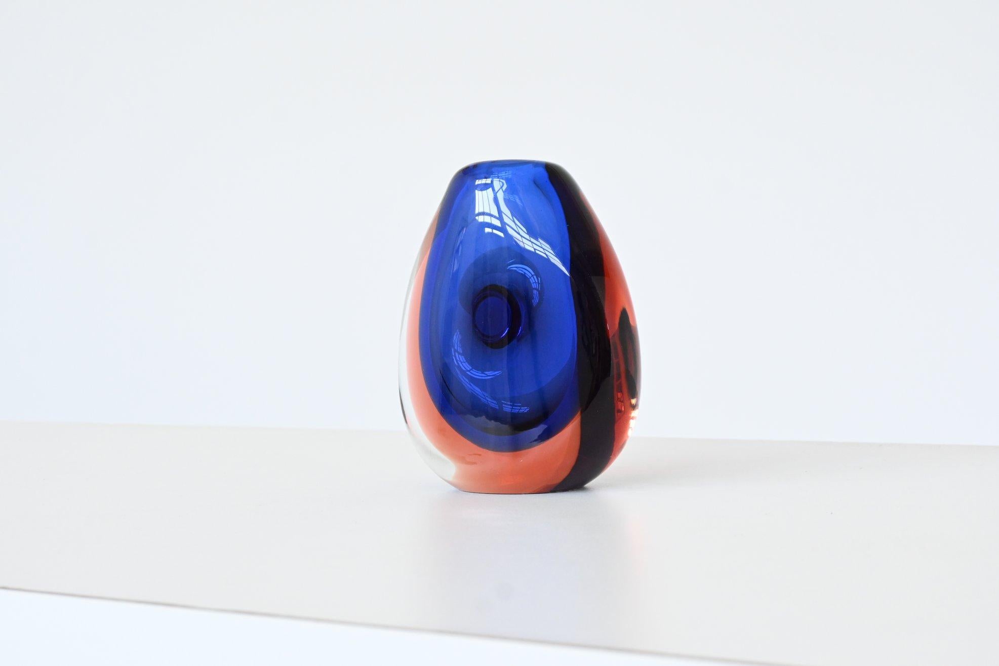 Bellissimo vaso in vetro blu 