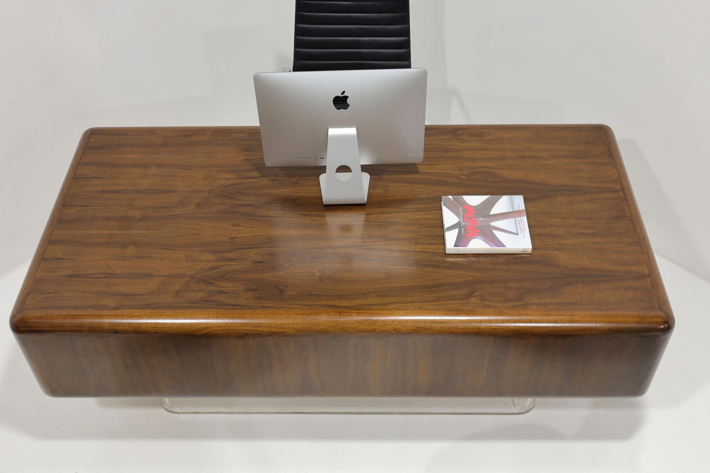 Vladimir Kagan Style Walnut and Lucite Executive Desk by Gianni,  1970s In Good Condition For Sale In Dallas, TX