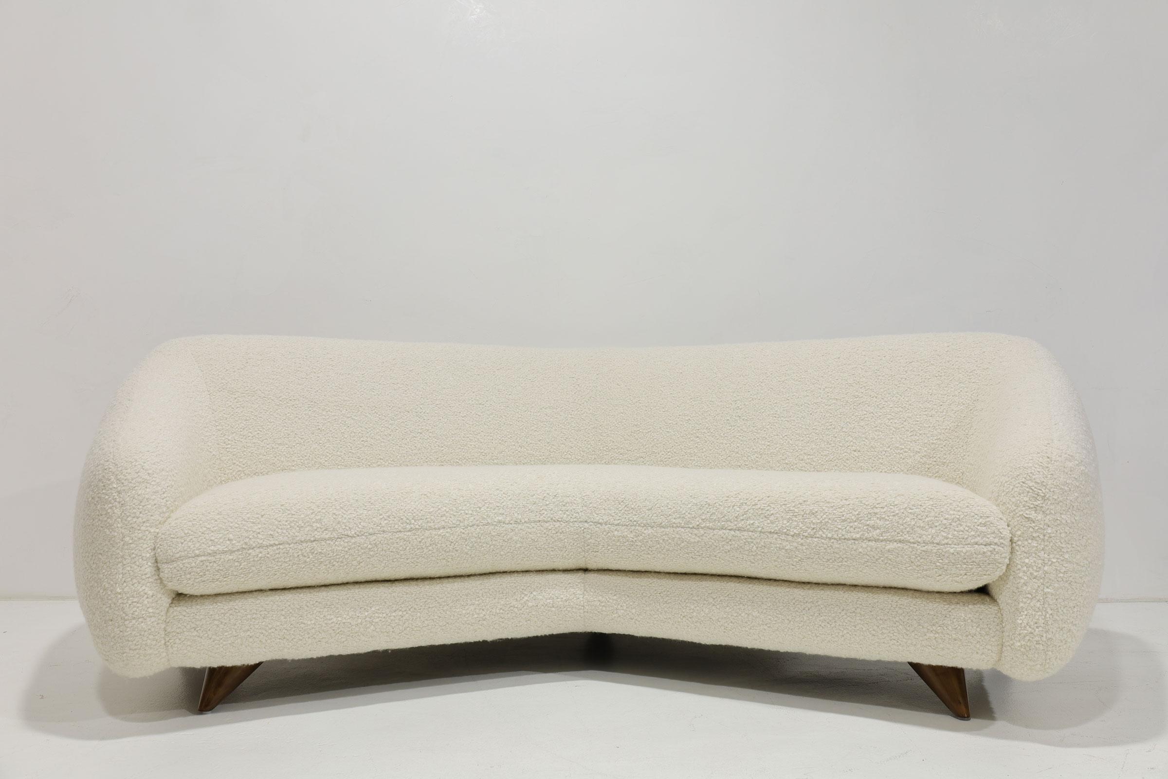 Un magnifique et confortable canapé réalisé par Vladimir Kagan pour Kagan-Dreyfuss. Parfois appelé canapé grand angle ou canapé Tangent. Nous en avons une paire et nous l'avons retapissé en HOLLY HUNT Teddy. Le(s) canapé(s) est (sont) magnifique(s).