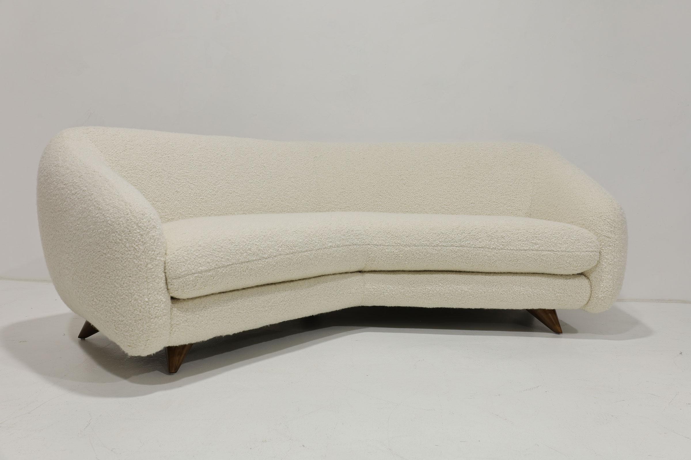Vladimir Kagan Breites, kantiges Tangent-Sofa, Modell 506, in Holly Hunt Teddy, 1950er Jahre (amerikanisch) im Angebot